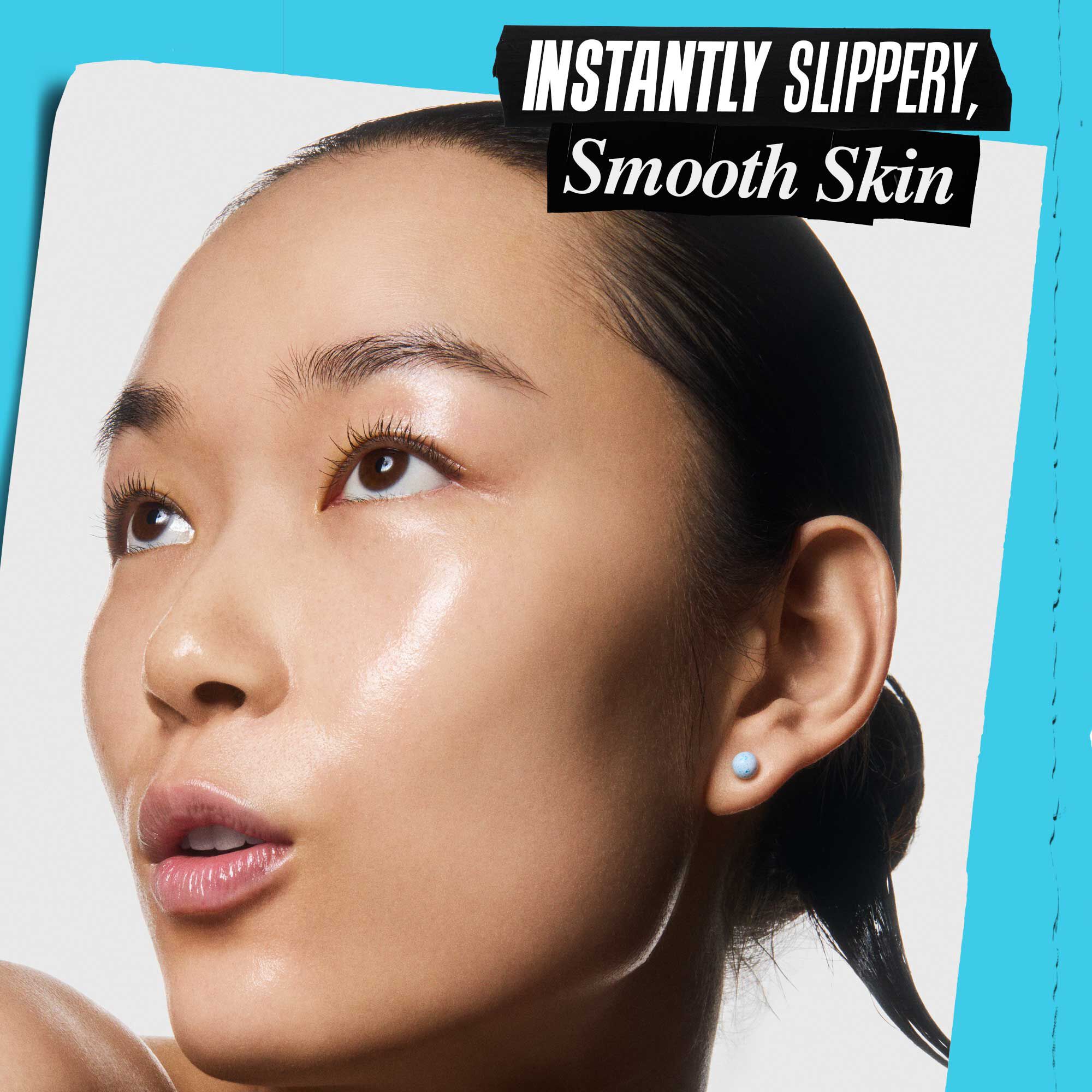 Osoba aplikujuca Kiehl's Clearly Corrective Triple Acid Peel na svoju pleť.