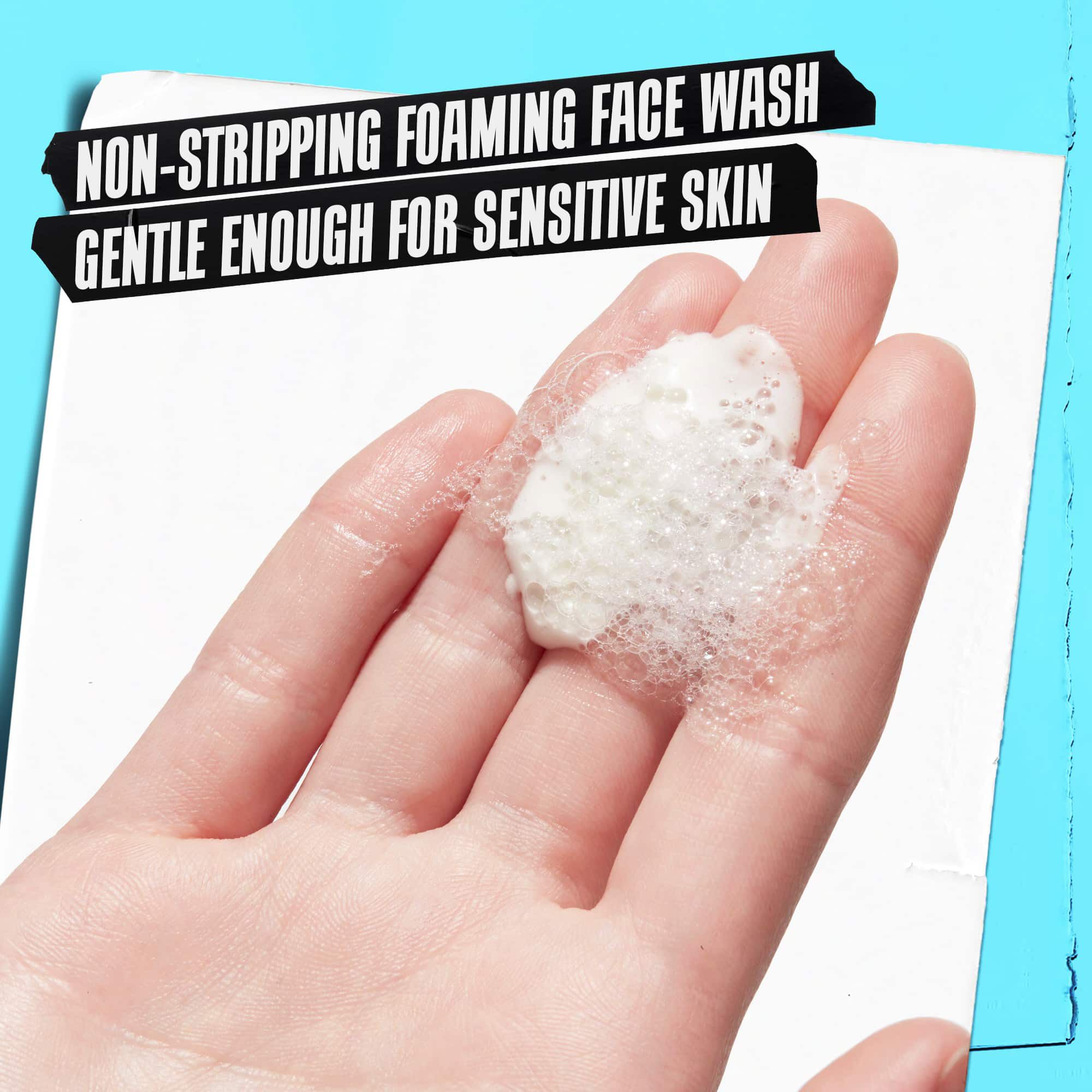 Ruka držiaca penu Ultra Facial Oil-Free Cleanser s napisom „Nevysušujuci penivy umyvaci gel, dostatočne jemny pre citlivu pleť.“