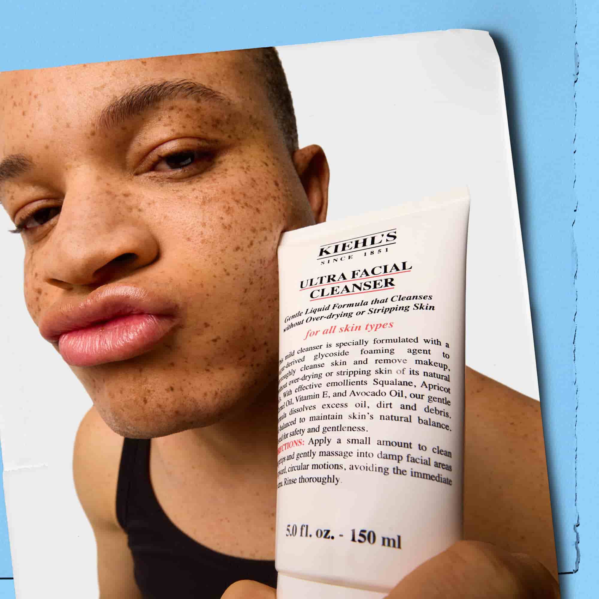 Modelka držiaca tubu Kiehl's Ultra Facial Cleanser