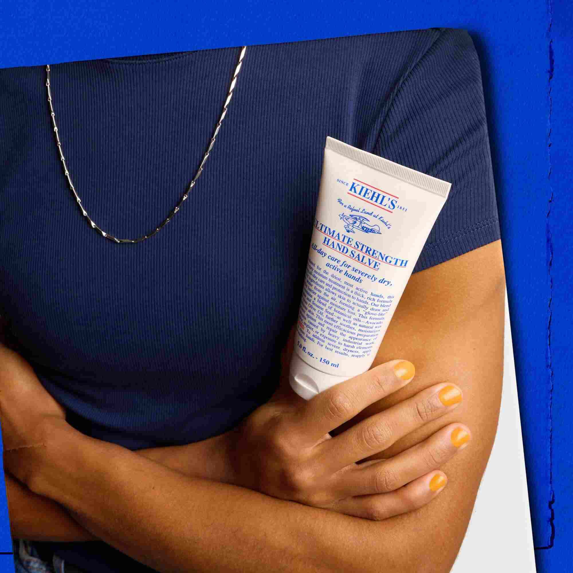 Modelka držiaca tubu Kiehl's Ultimate Strength Hand Salve