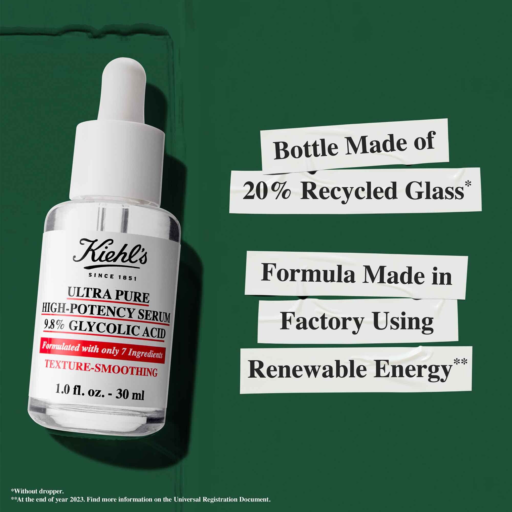 Fľaštička Ultra Pure 9.8% Glycolic Acid Serum s textom zdorazňujucim udržateľnosť: „Fľaštička vyrobena z 20 % recyklovaneho skla“ a „Zloženie vyrobene v tovarni využivajucej obnoviteľnu energiu.“