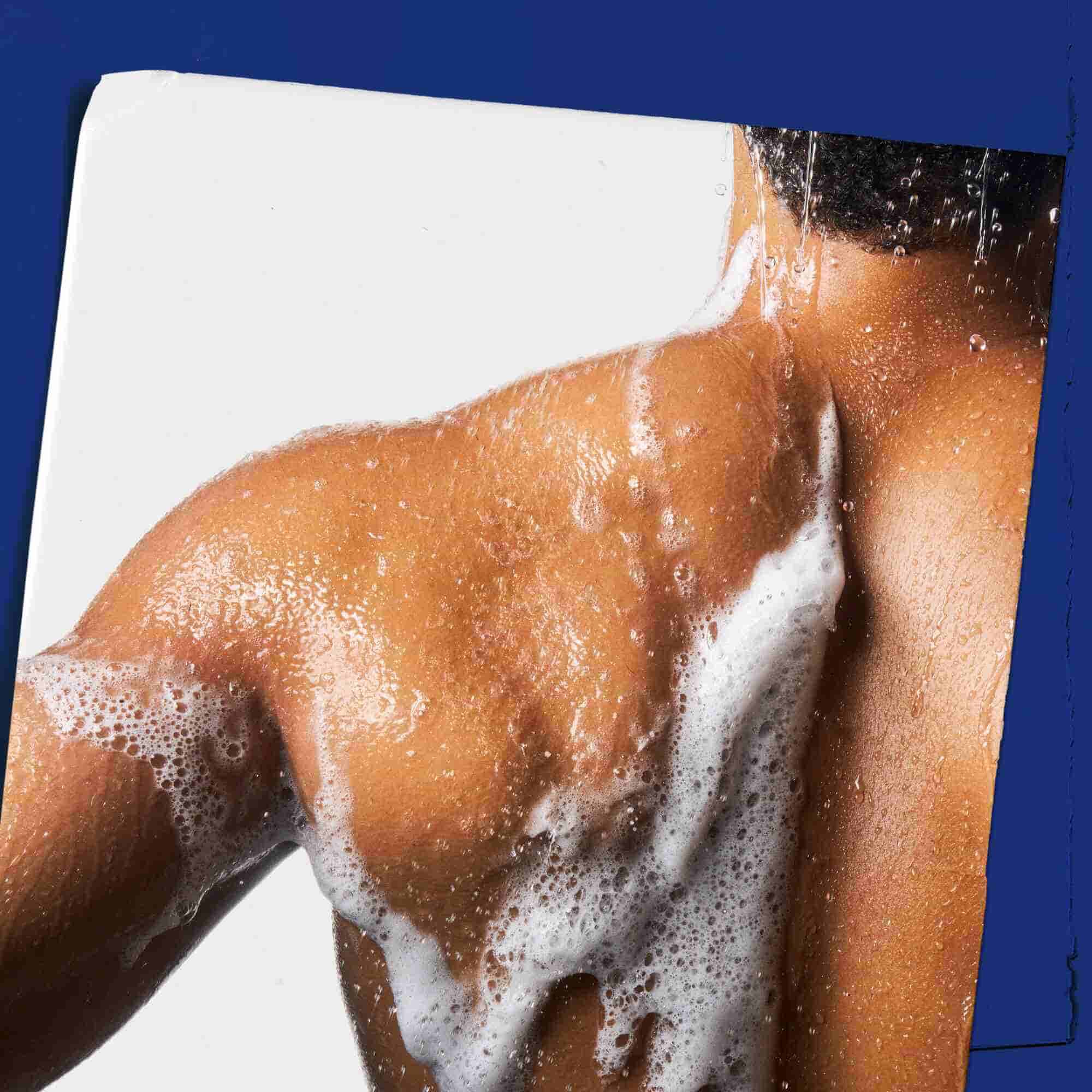 Peniaci umyvaci gel Body Fuel All-In-One Energizing Wash na pokožke.