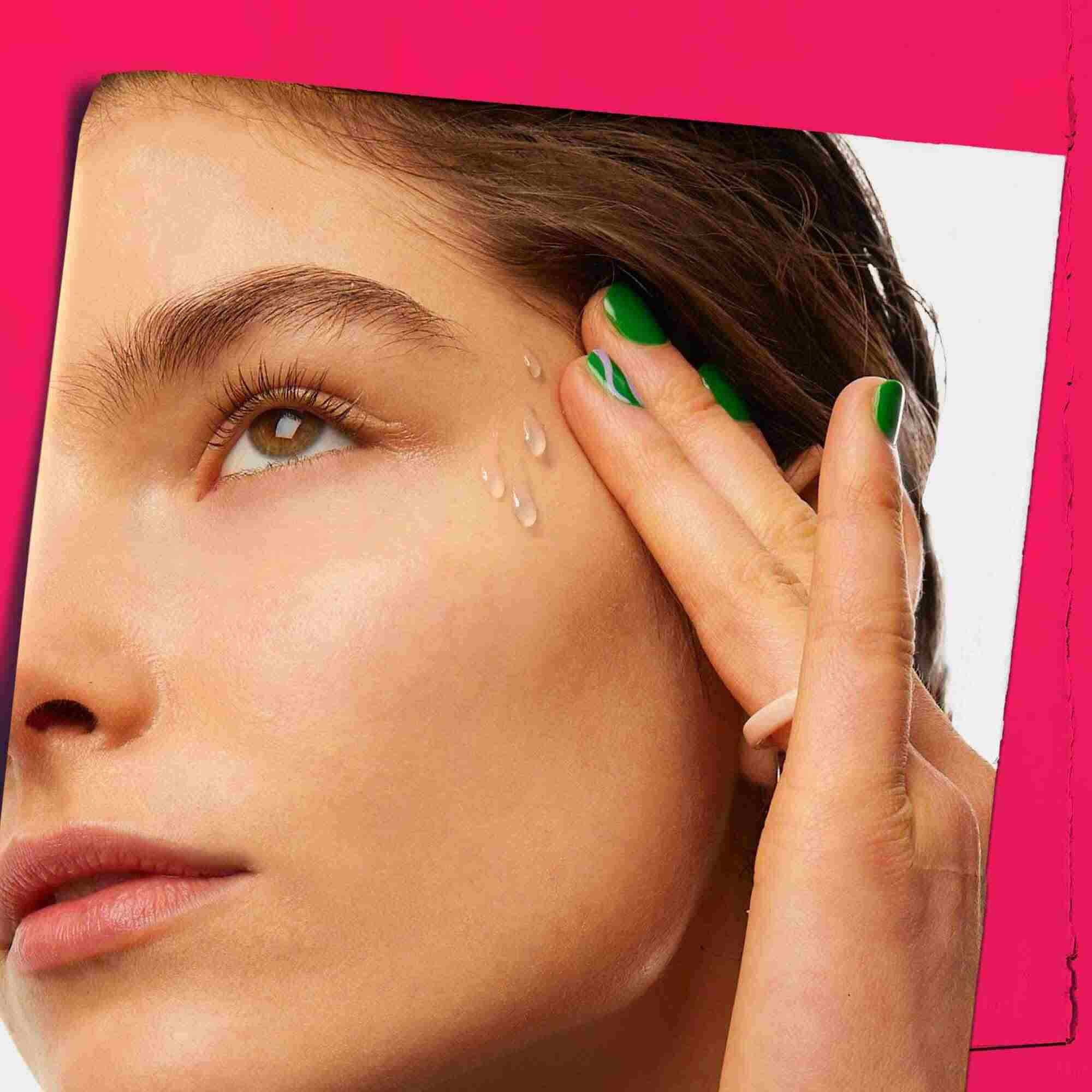 Ultra Pure 9.8% Glycolic Acid Serum aplikovany na pleť.