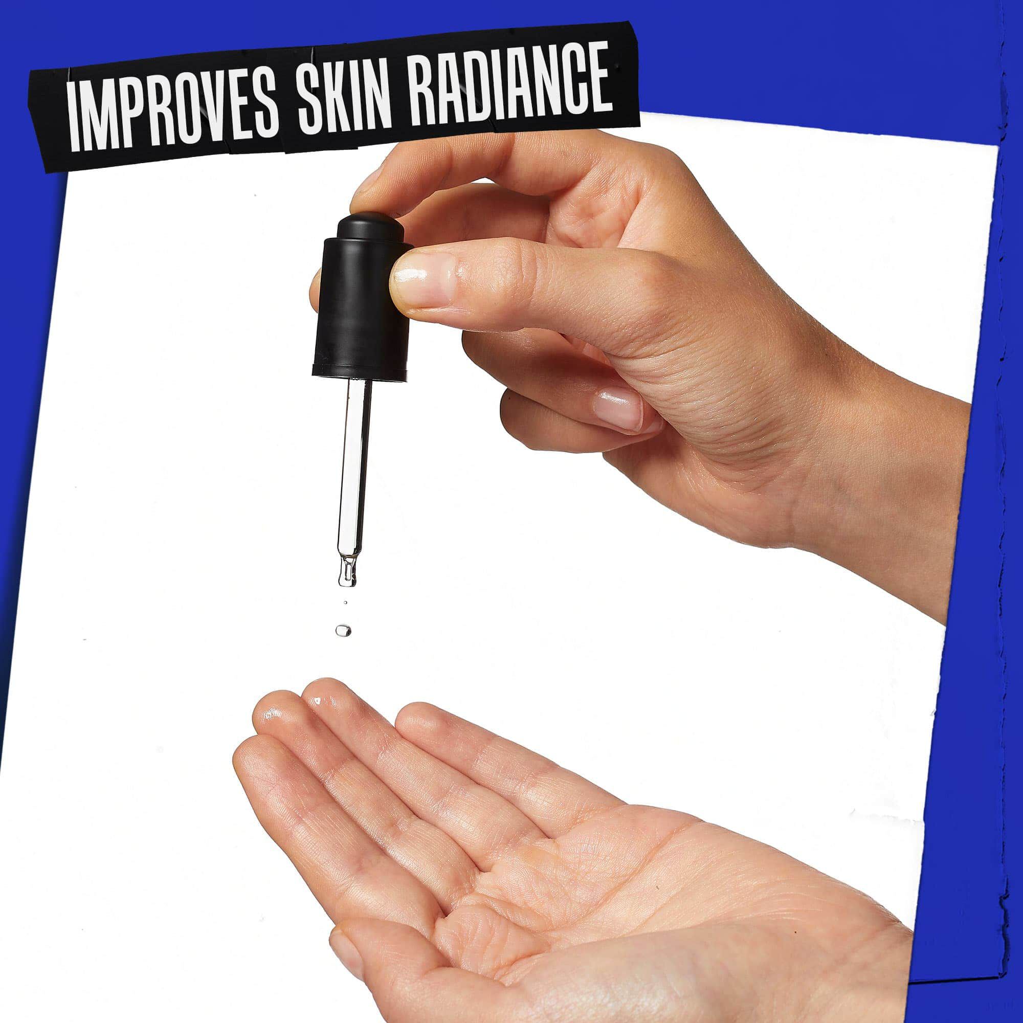 Ruka, na ktoru sa kvapka Midnight Recovery Concentrate, s napisom „Zlepšuje žiarivosť pleti“.