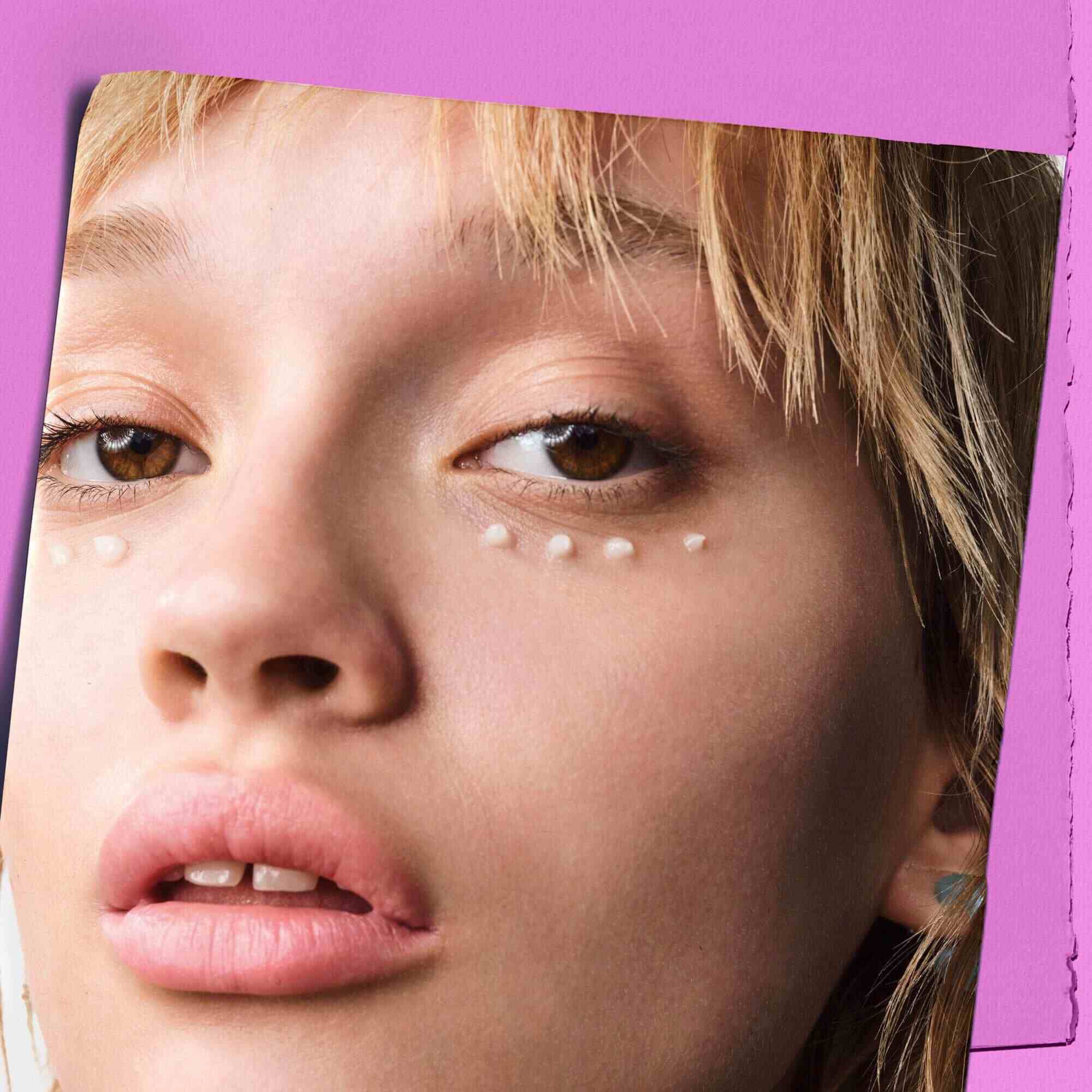 Modelka s bodkami kremu Kiehl's Super Multi-Corrective Eye Zone Treatment pod očami