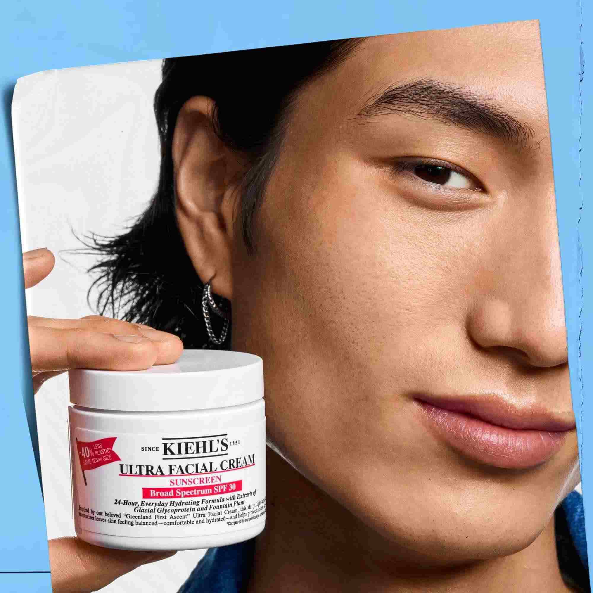 Ultra Facial Cream SPF 30 držany v ruke, ukazujuci jeho prenosnosť a jednoduche použitie.