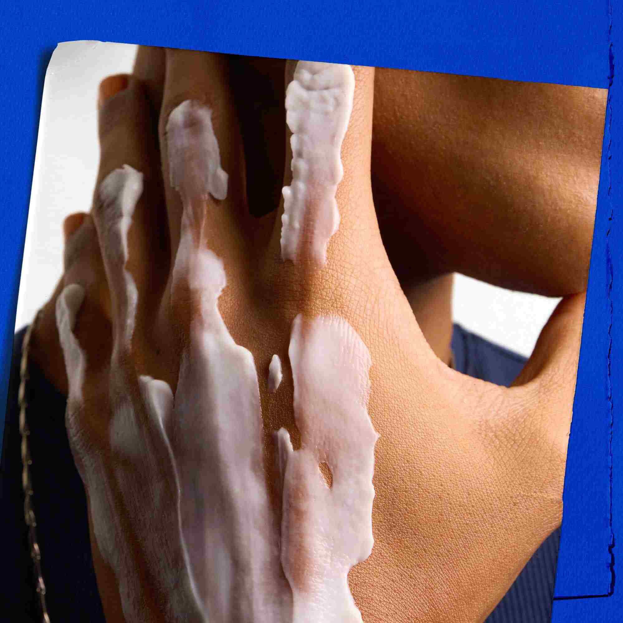Ukažka textury na ruke modelky s Kiehl's Ultimate Strength Hand Salve