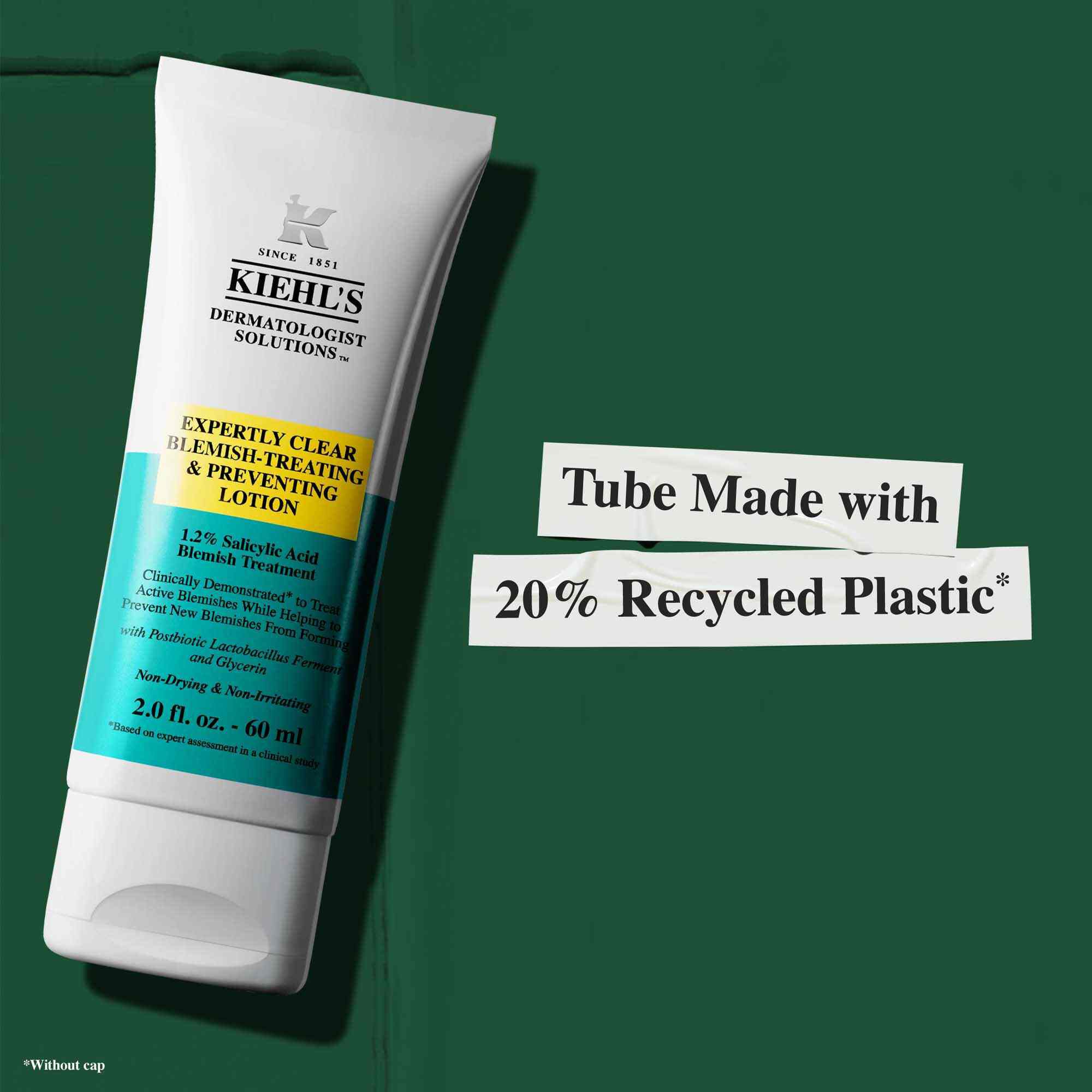 Tuba Expertly Clear Blemish-Treating & Preventing Lotion s textom zdorazňujucim udržateľnosť: „Tuba vyrobena z 20 % recyklovaneho plastu.“