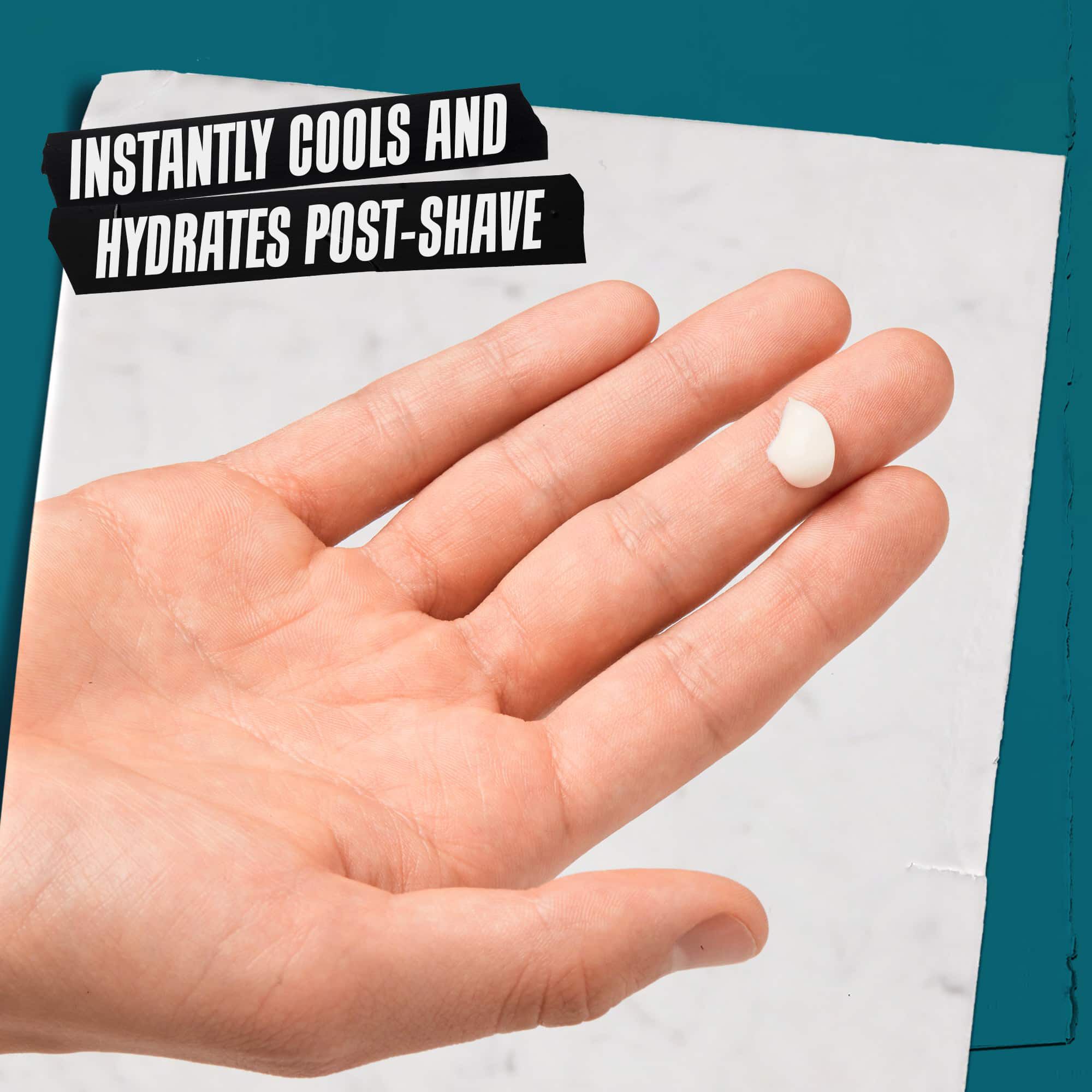 Ruka s malym množstvom Close Shavers Squadron Smooth Glider Precision Shave Lotion. Text znie „Okamžite chladi a upokojuje po holeni.“