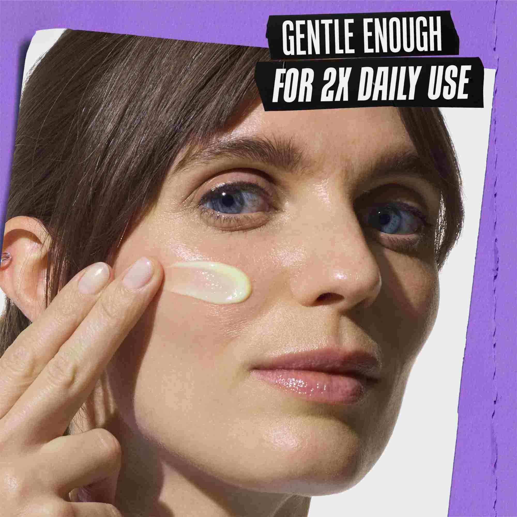 Modelka s ukažkou sera Kiehl's Retinol Skin Renewing Daily Microdose na tvari