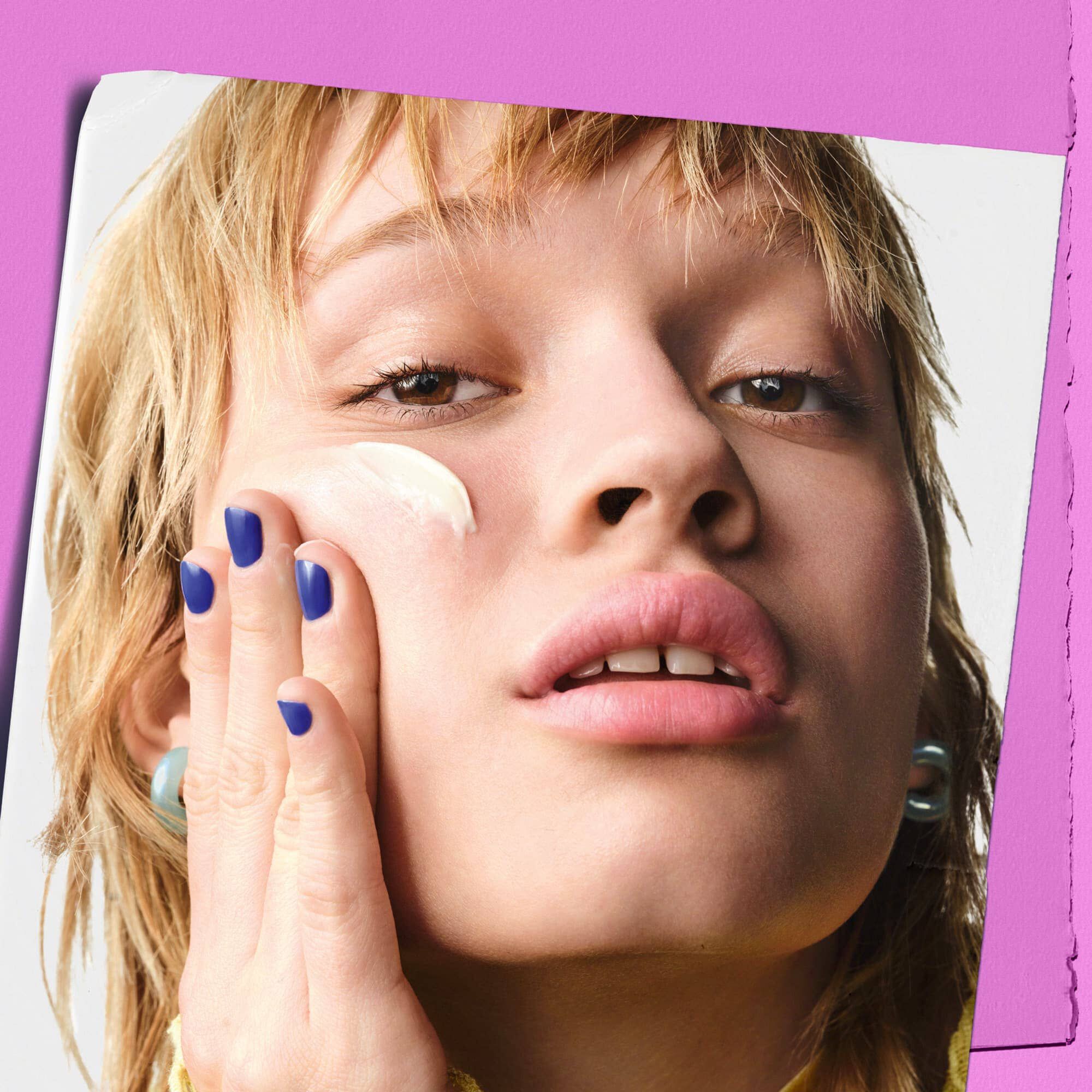 Modelka nanašajuca krem Kiehl's Super Multi-Corrective Cream na lice