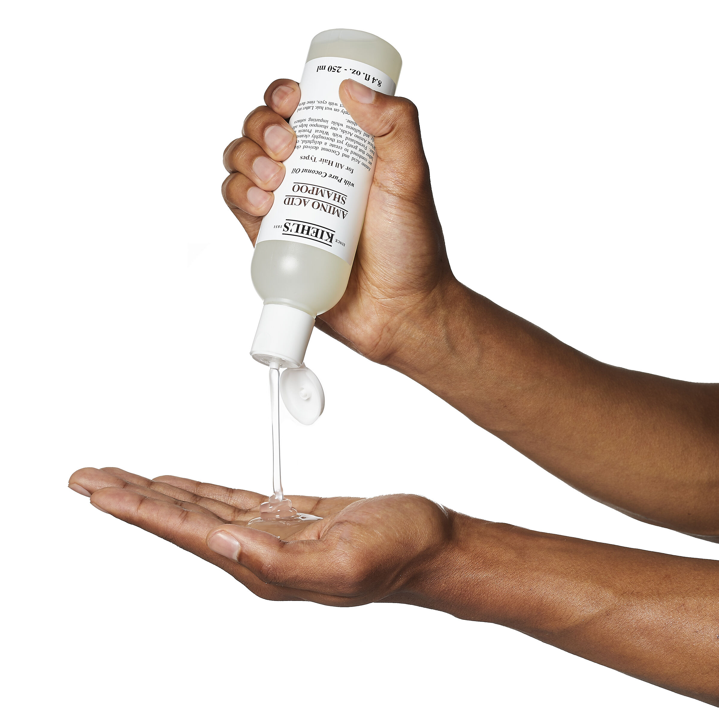 Model s bublinkami na hlave zo šamponu Kiehl's Amino Acid Shampoo