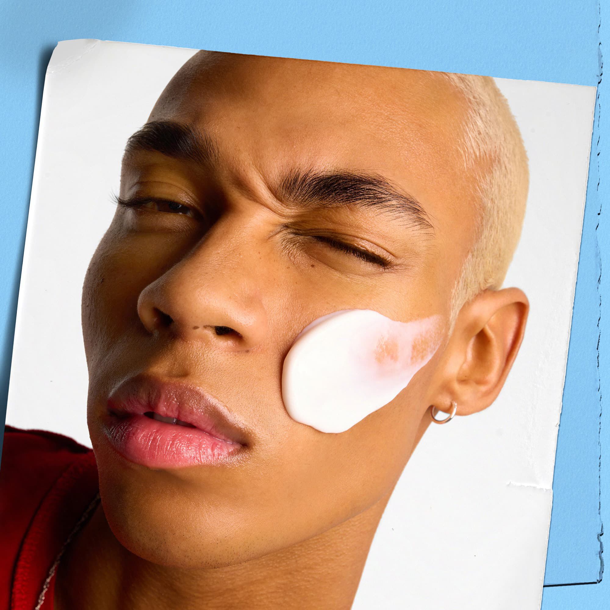 Modelka nanašajuca krem Kiehl's Ultra Facial Cream na tvar