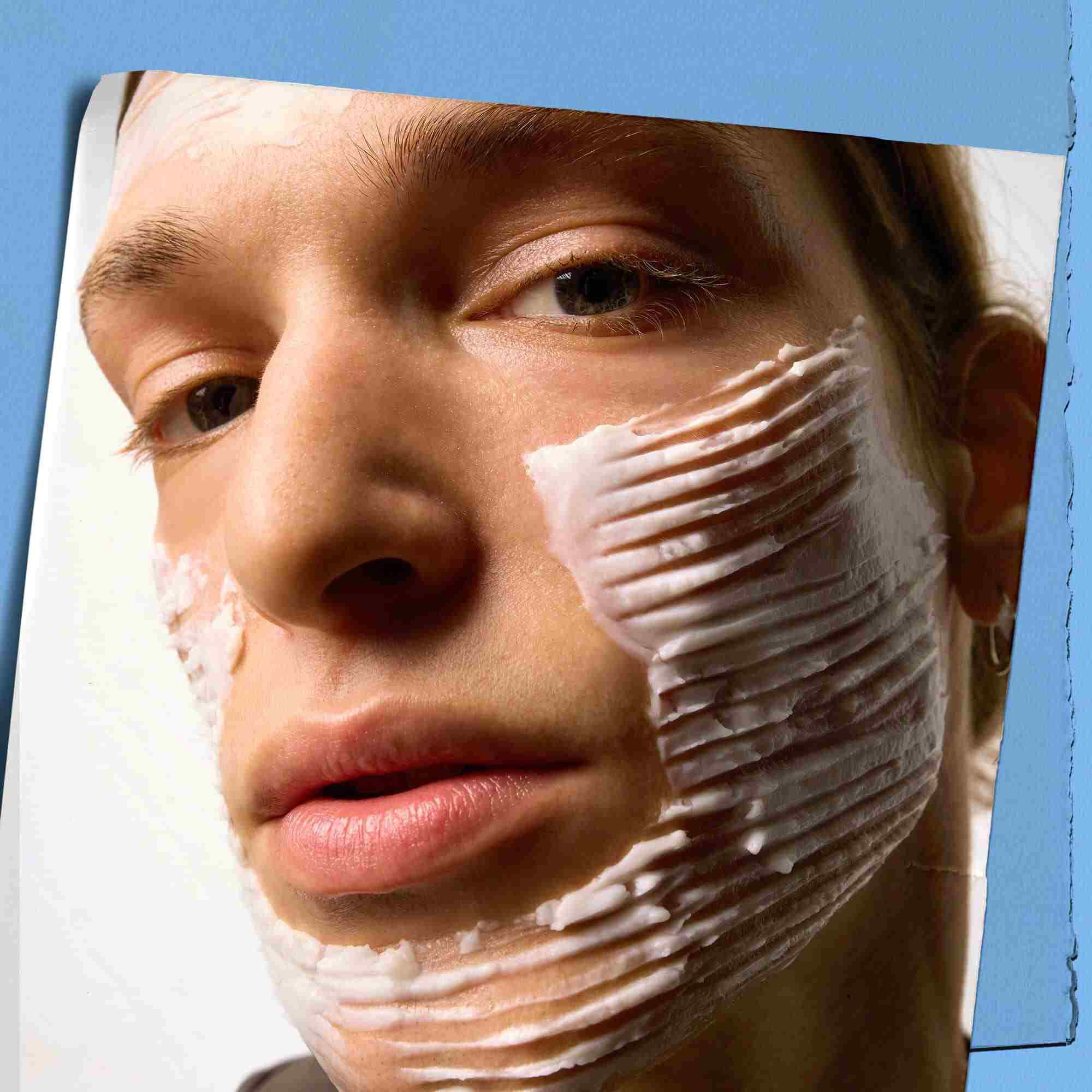 Modelka s ukažkou textury kremu Kiehl's Ultra Facial Barrier Cream na tvari