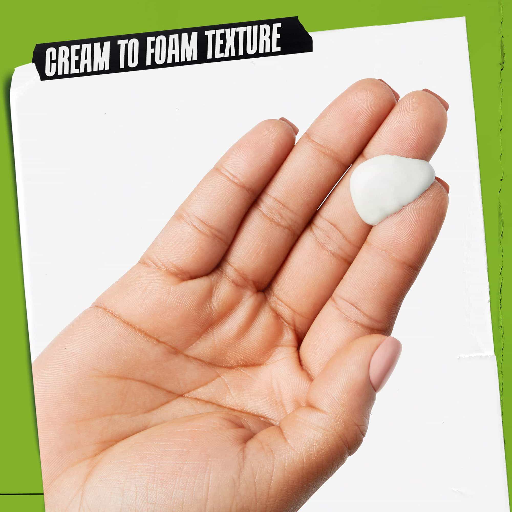 Ruka s Rare Earth Deep Pore Daily Cleanser. Text zdorazňuje: „Textura meniaca sa z kremu na penu“.