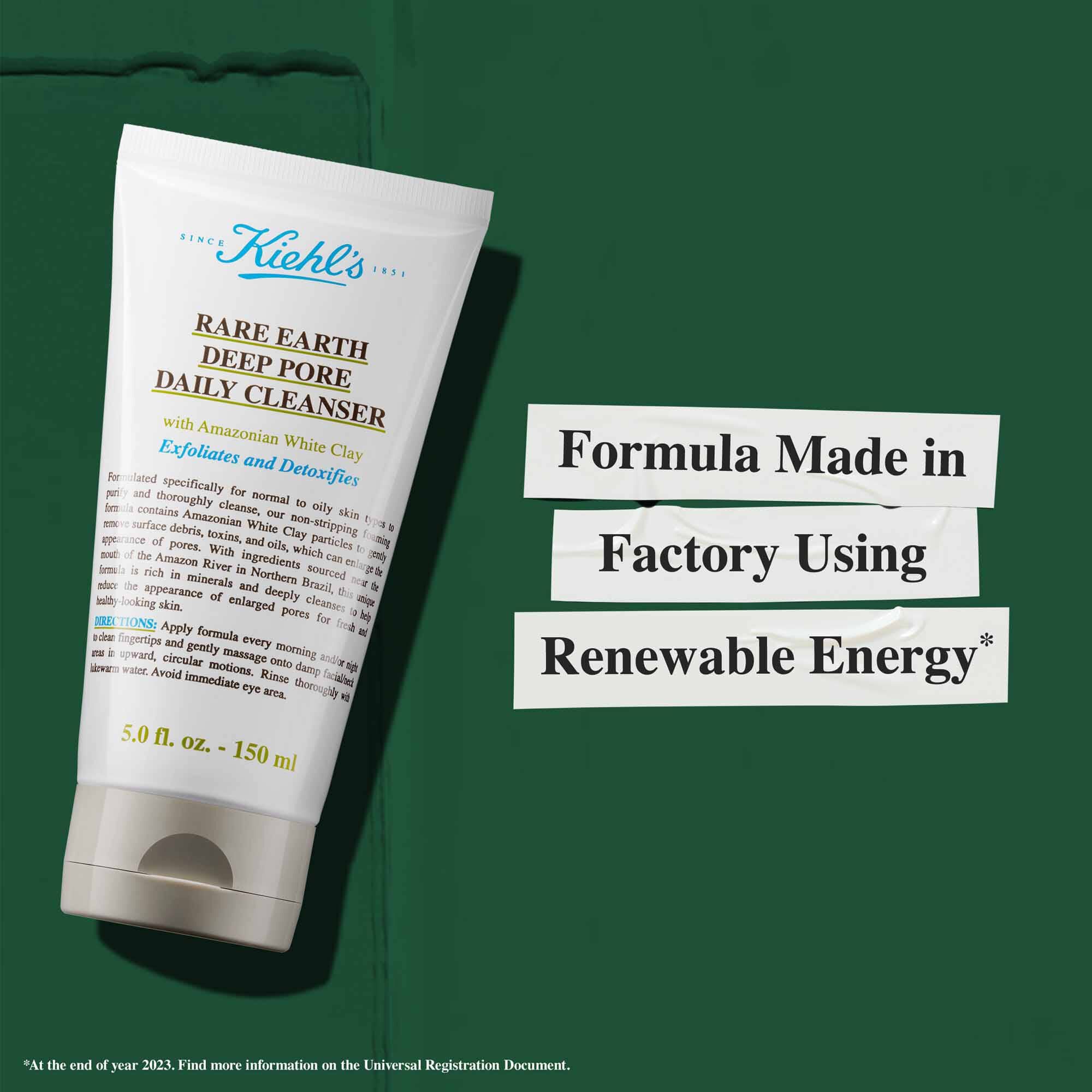 Tuba Rare Earth Deep Pore Daily Cleanser s textom „Zloženie vyrobene v tovarni využivajucej obnoviteľnu energiu“, zdorazňujucim udržateľnosť.