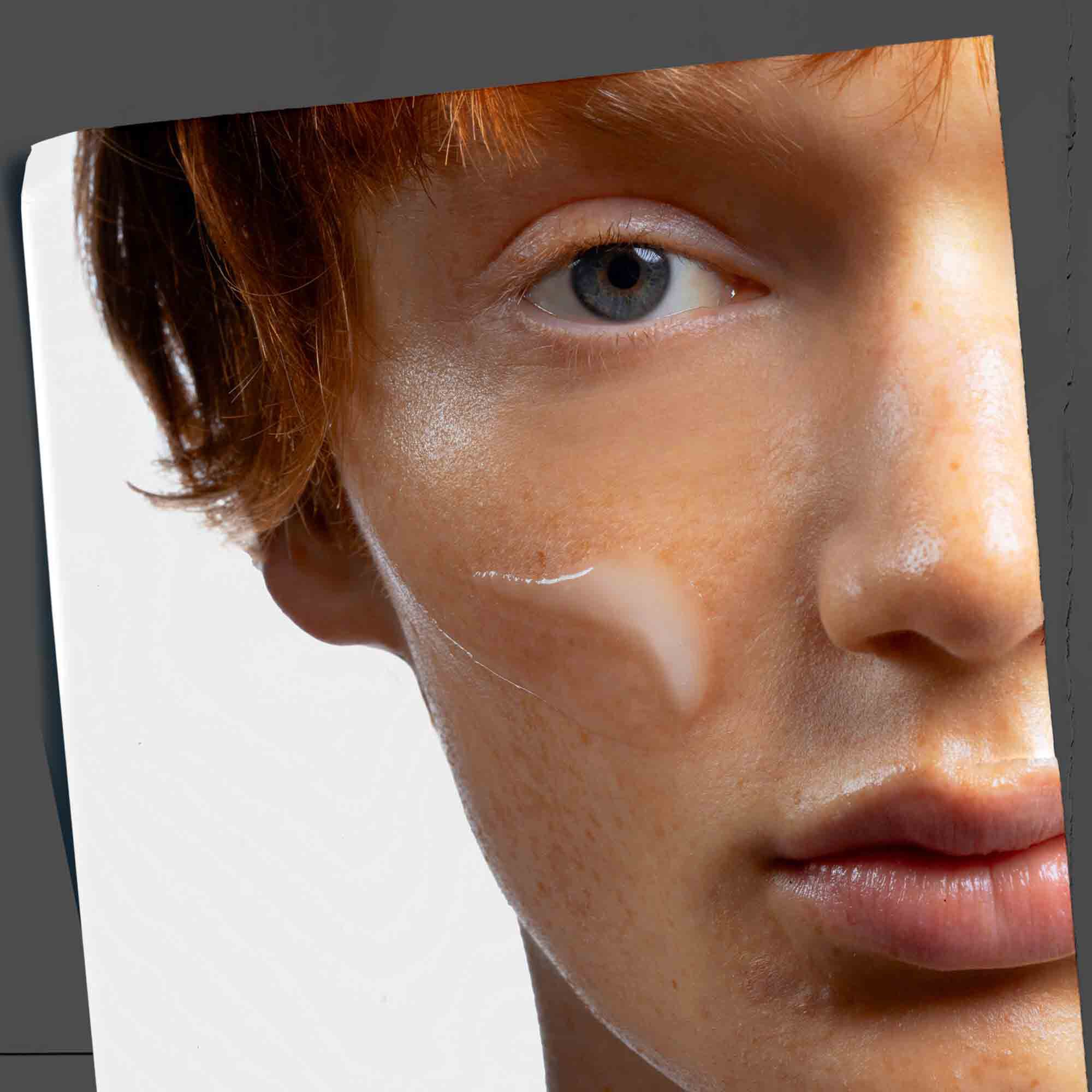 Serum Age Defender Power Serum nanesene na tvar, ukažka každodenneho použitia.