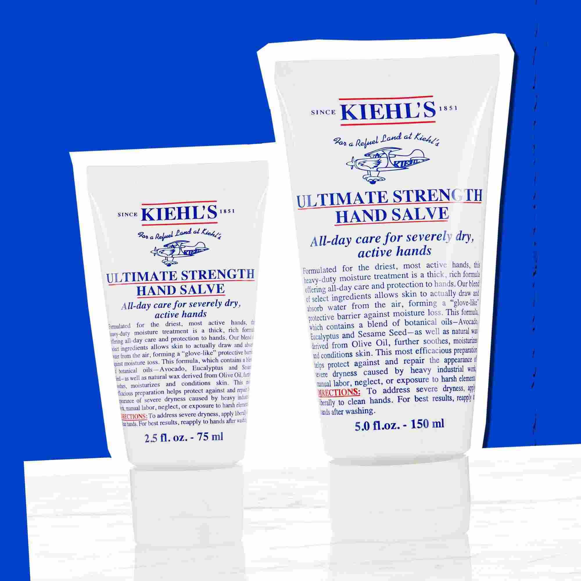 Dve tuby Kiehl's Ultimate Strength Hand Salve ukazujuce dostupne veľkosti