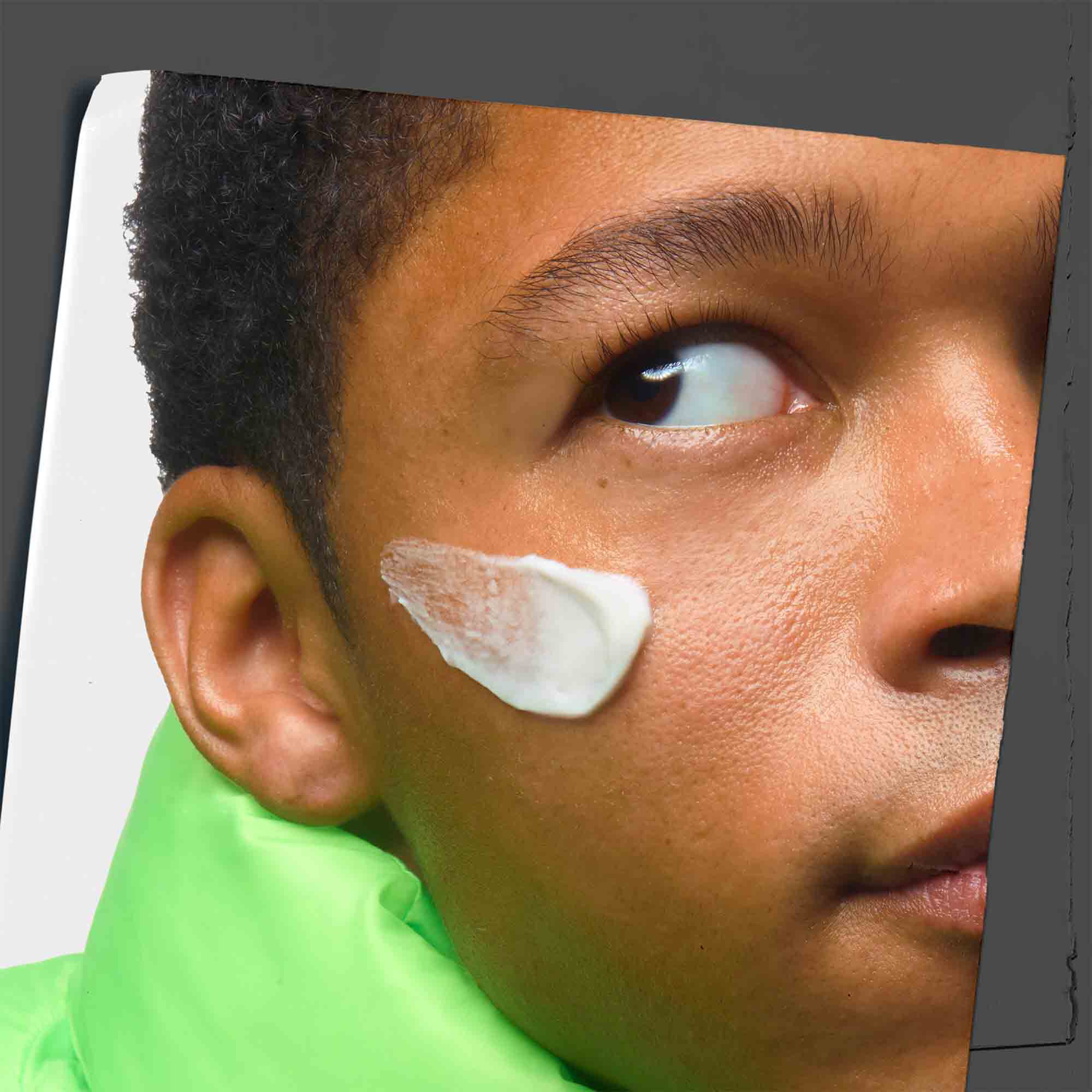 Krem Age Defender Cream Moisturizer naneseny na tvar modelu.