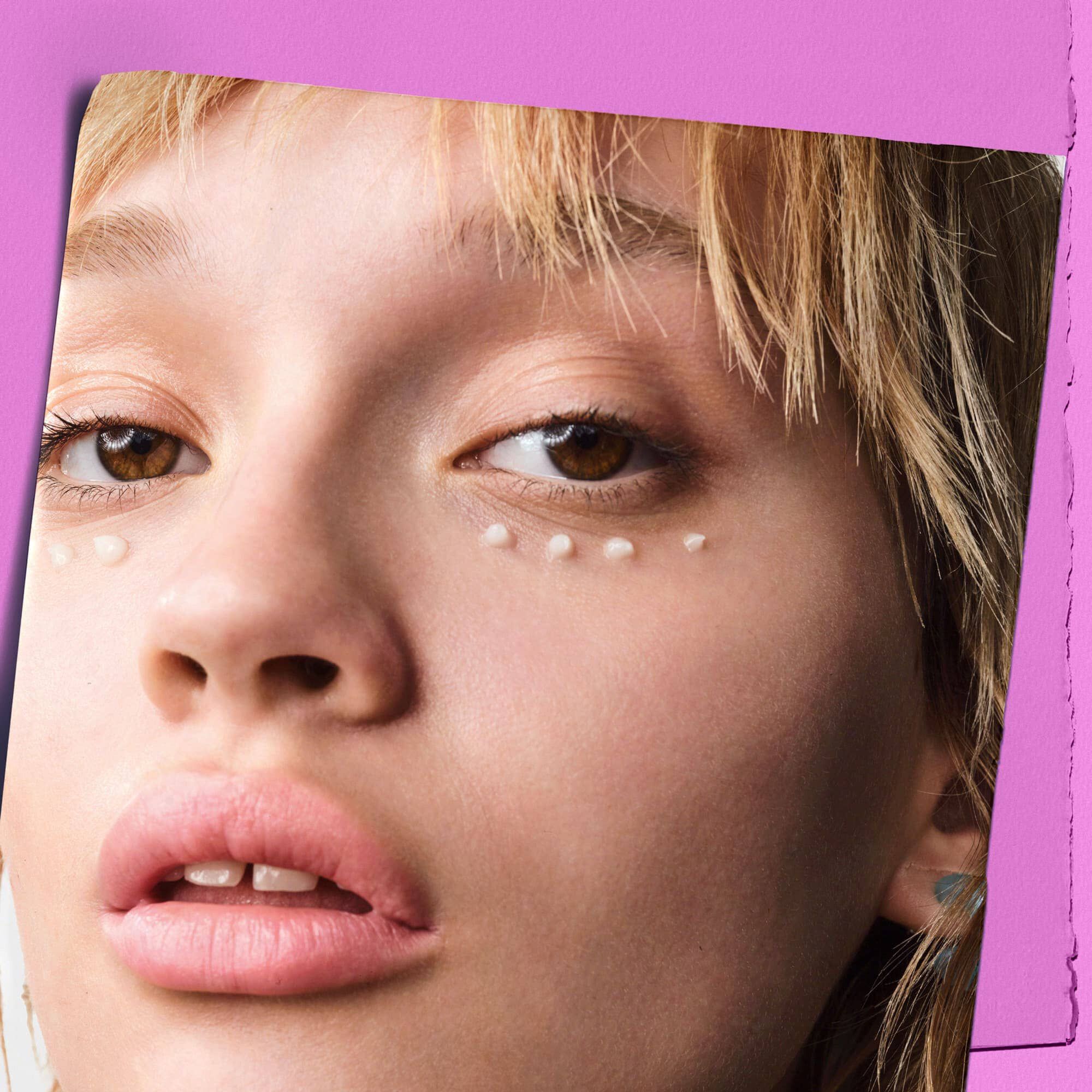 Modelka s bodkami kremu Kiehl's Super Multi-Corrective Eye Zone Treatment pod očami