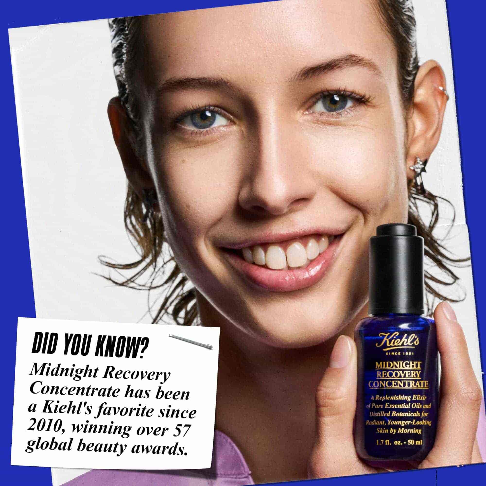 Osoba držiaca fľaštičku pleťoveho oleja Midnight Recovery Concentrate s usmevom. Text znie: „Vedeli ste? Midnight Recovery Concentrate je obľubenym produktom Kiehl's od roku 2010 a ziskal viac ako 57 svetovych oceneni za krasu.“