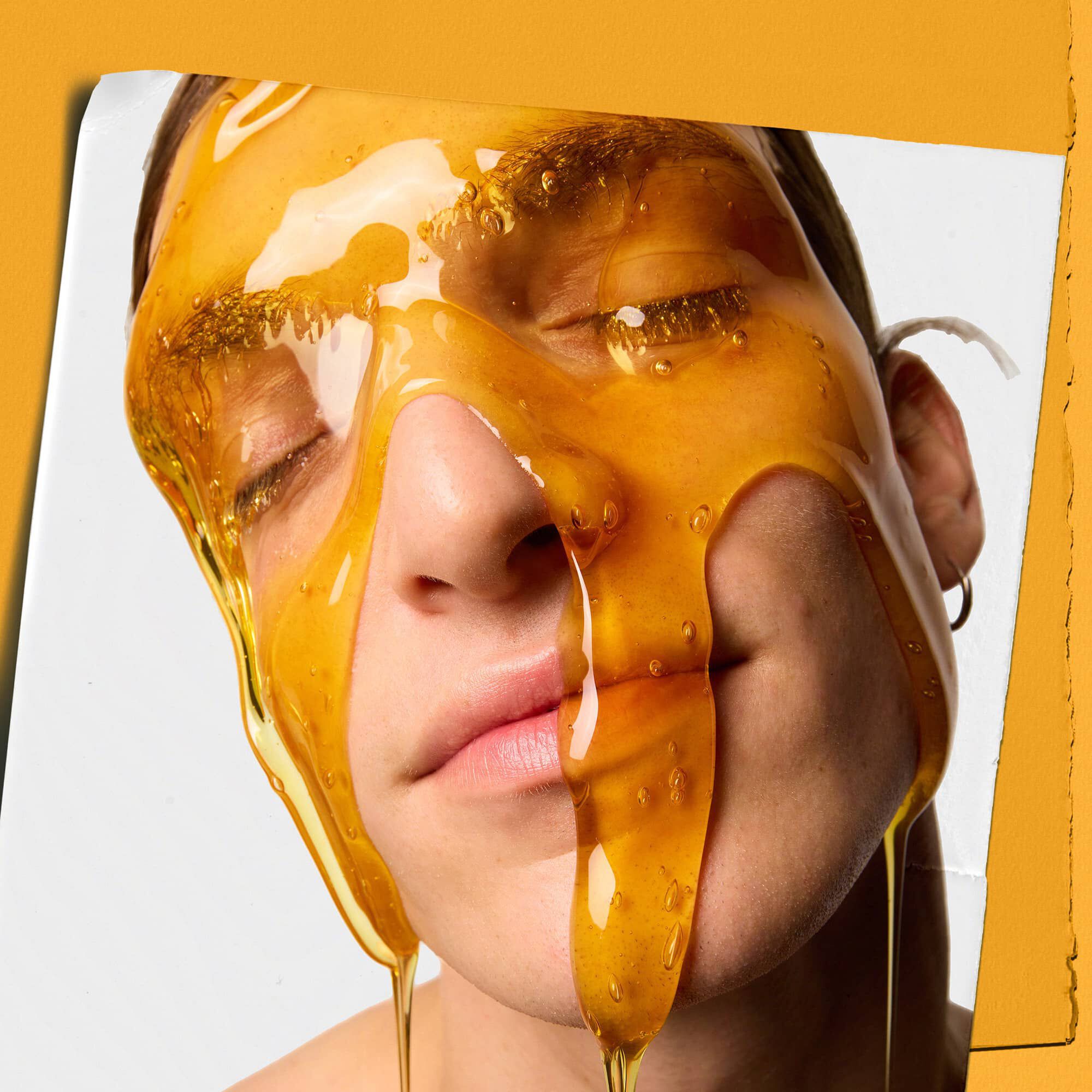 Modelka s hĺbkovo čistiacim penivym gelom s nechtikom Kiehl's stekajucim po tvari