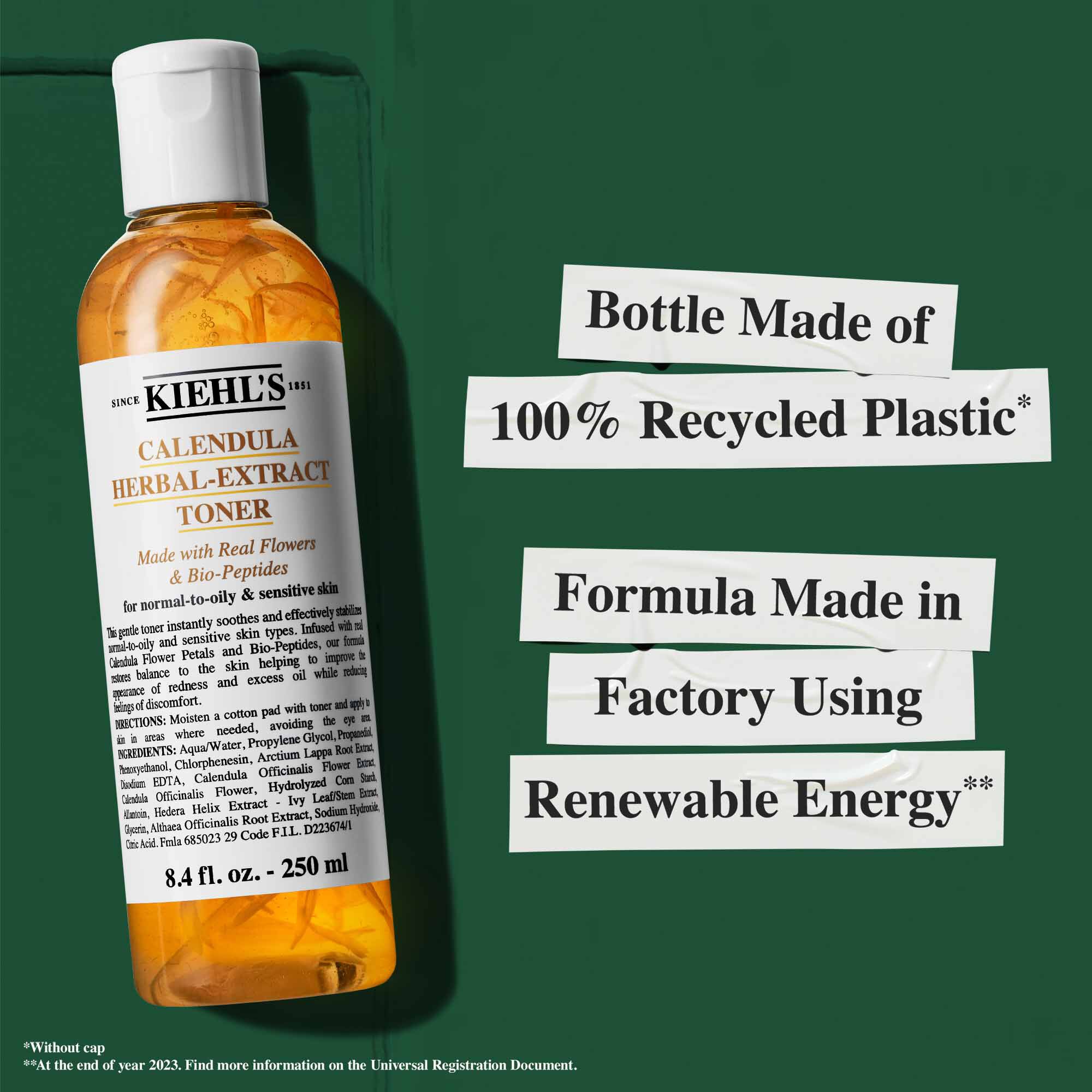 Fľaštička Calendula Herbal-Extract Toner s textom zdorazňujucim udržateľnosť: „Fľaštička vyrobena zo 100 % recyklovaneho plastu“ a „Zloženie vyrobene v tovarni využivajucej obnoviteľnu energiu.“