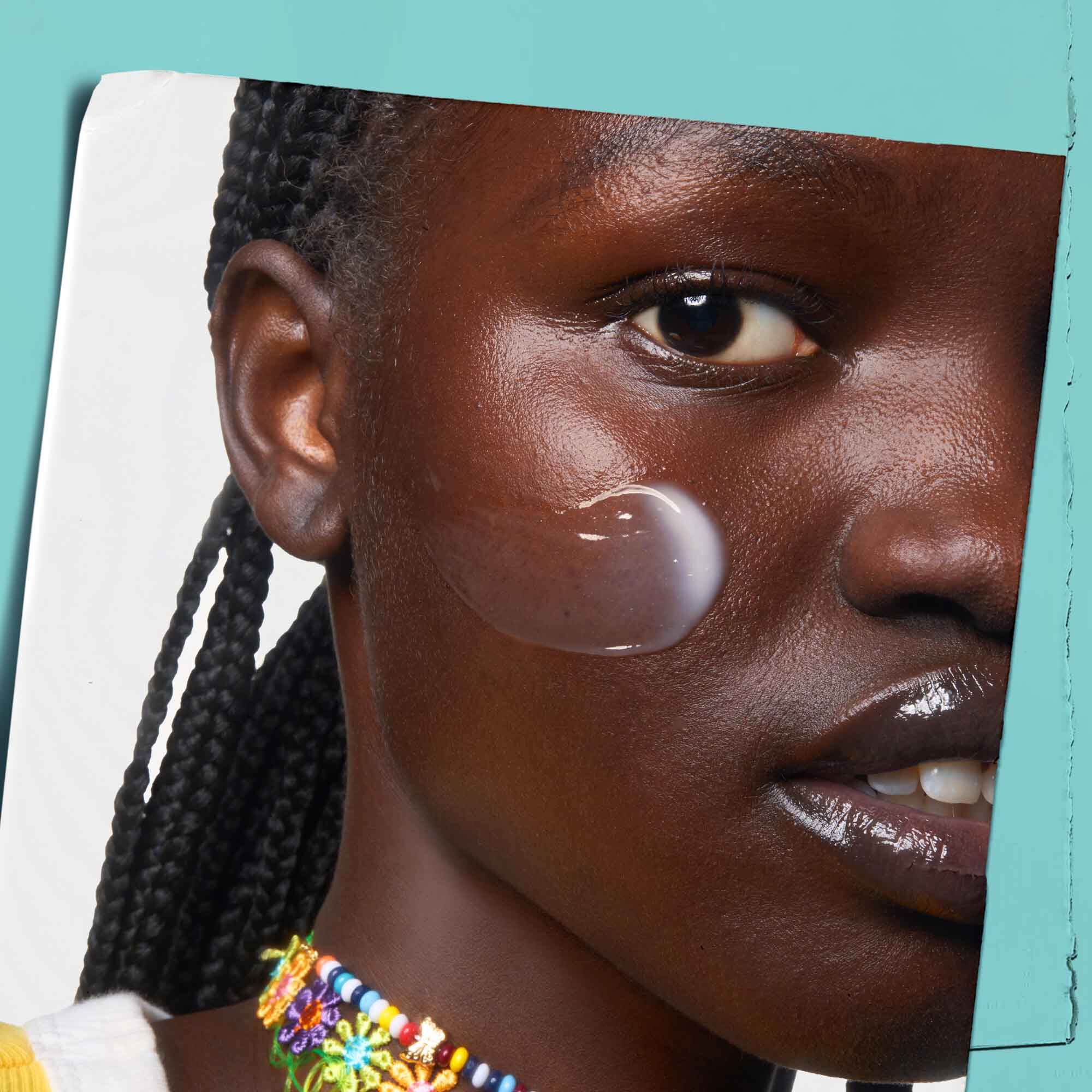 Expertly Clear Blemish-Treating & Preventing Lotion aplikovany na pleť.