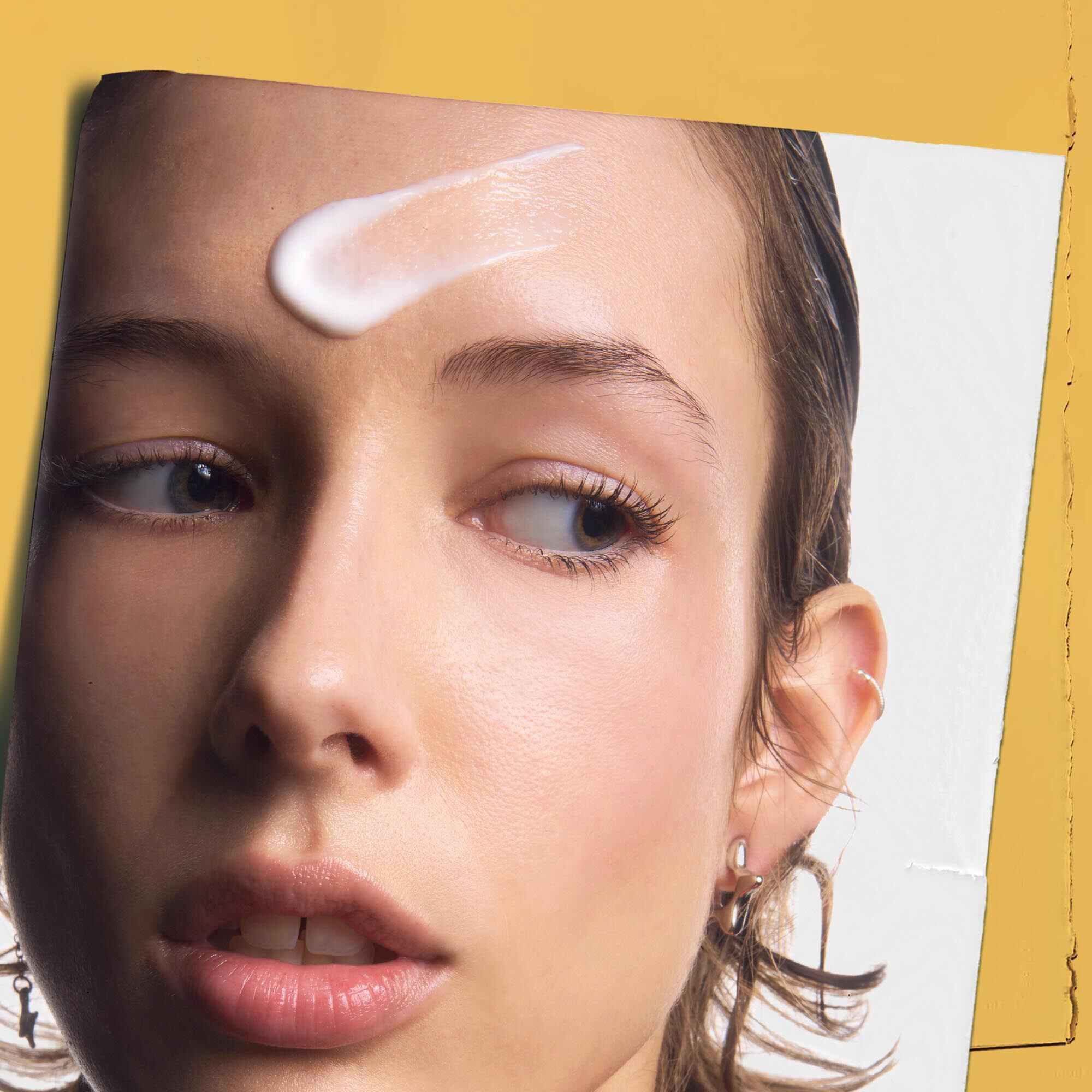 Powerful-Strength Line-Reducing Concentrate aplikovany na čelo osoby, ilustrujuci jeho použitie.