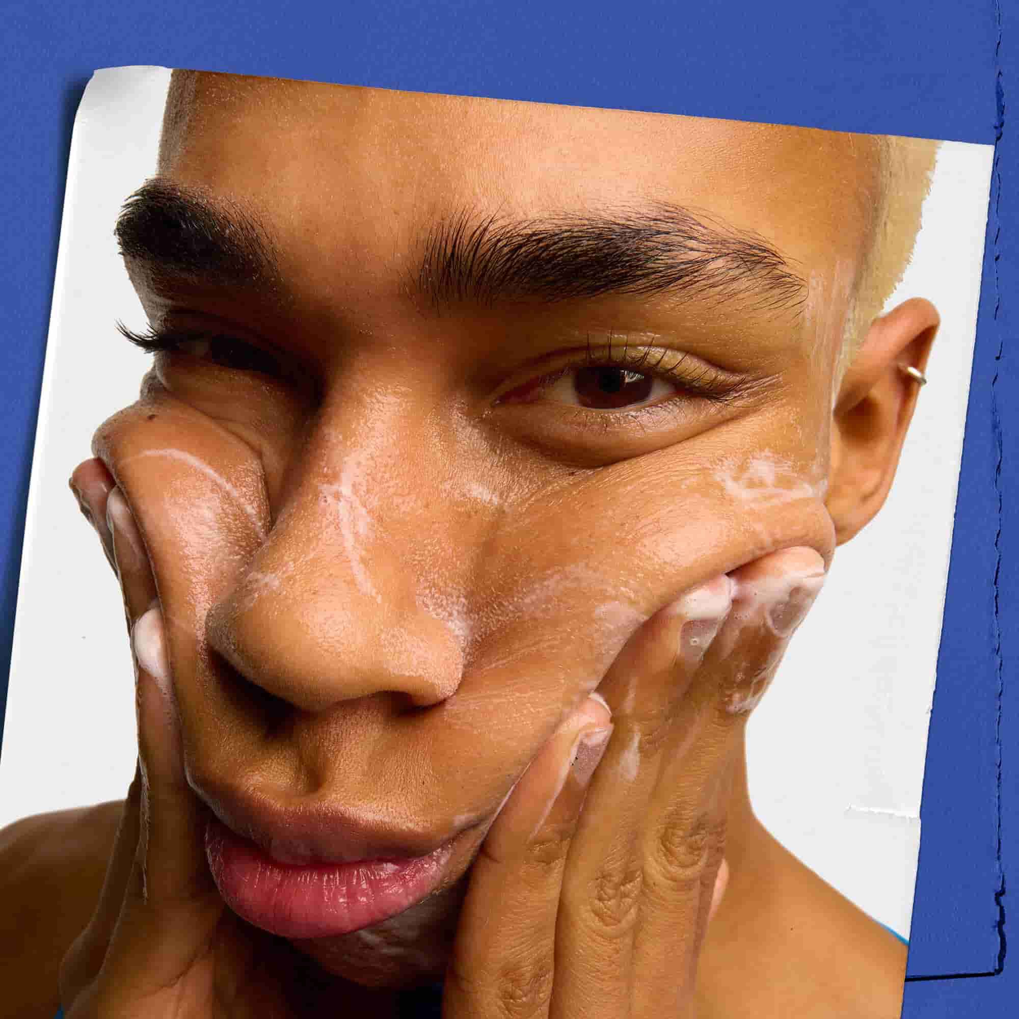 Model použivajuci energizujuci čistiaci gel na tvar pre mužov Kiehl's Facial Fuel