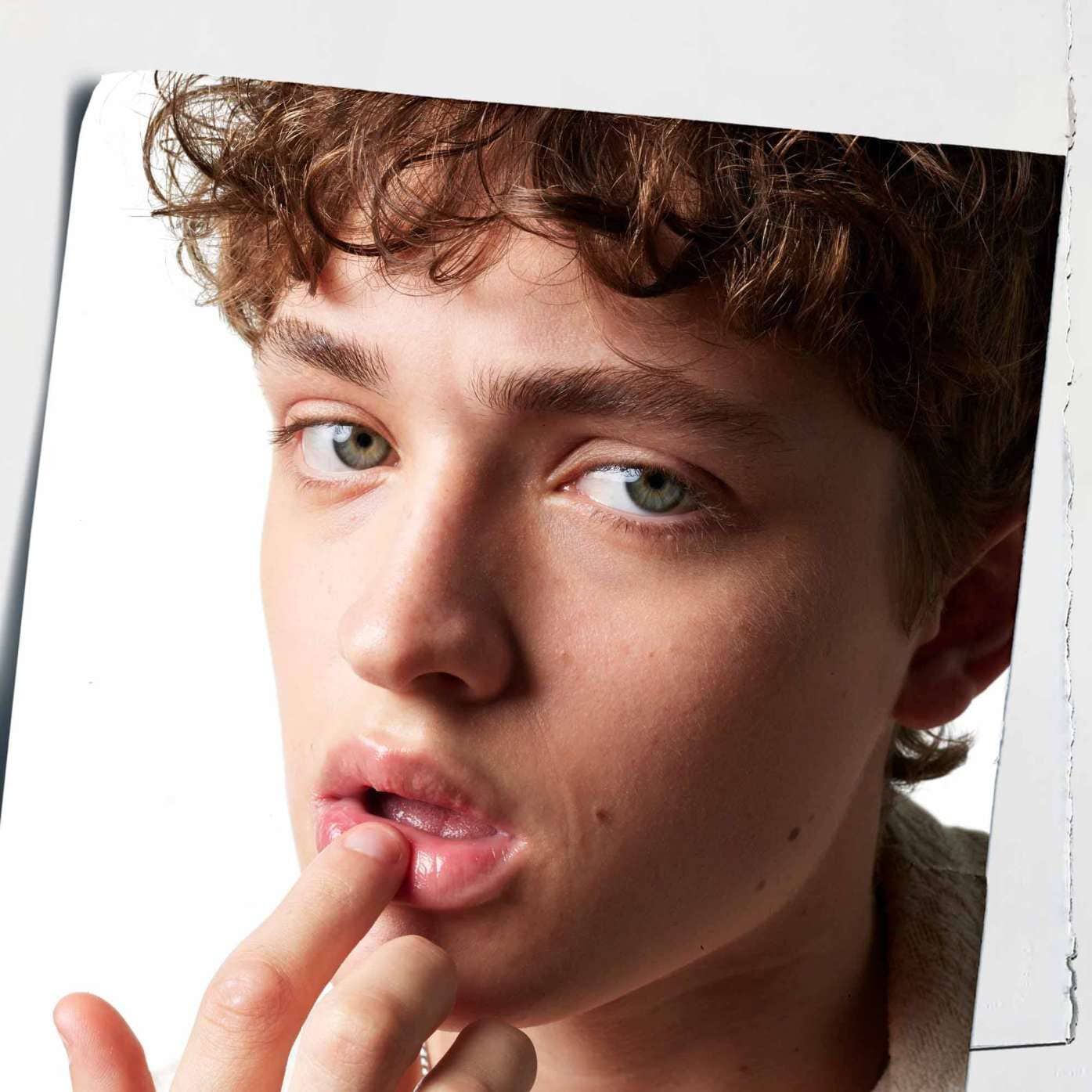 Aplikacia balzamu Lip Balm #1 na pery, demonštrujuca jeho hydratačny učinok na pleti.