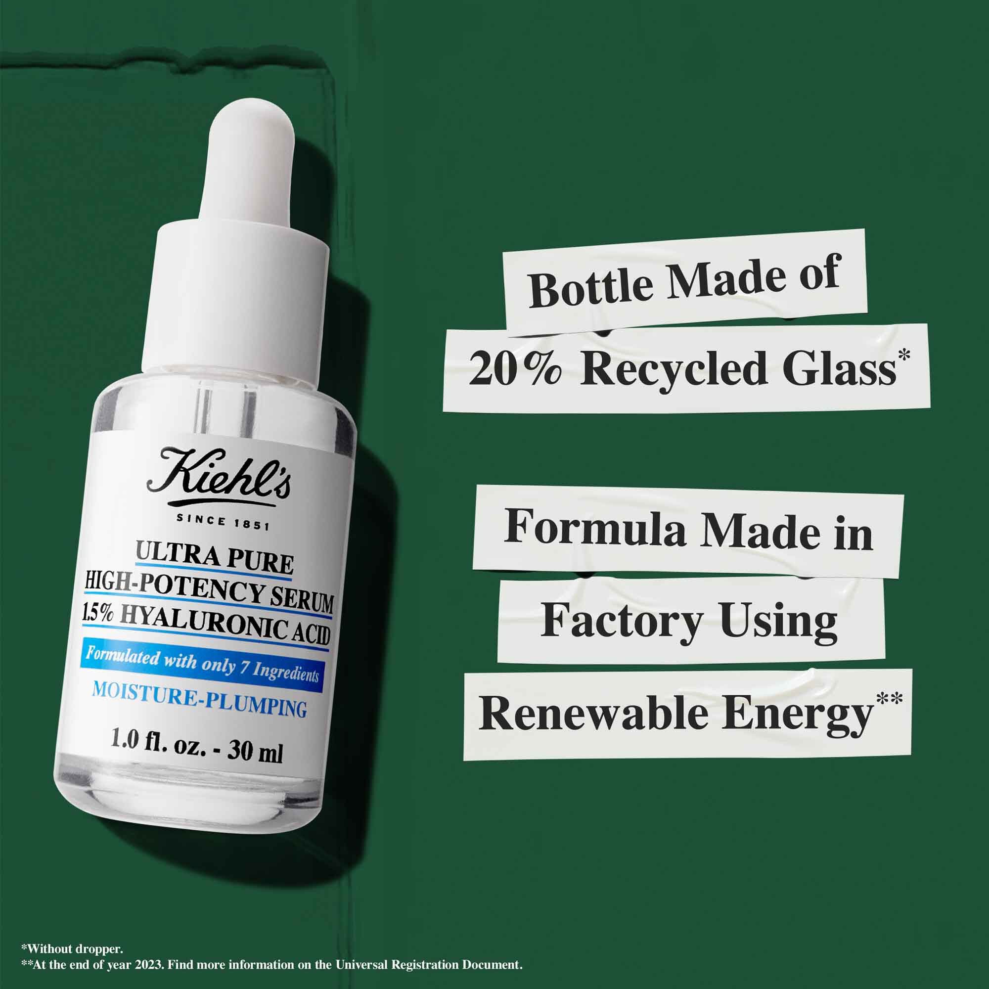 Fľaštička Ultra Pure 1.5% Hyaluronic Acid Serum s textom zdorazňujucim udržateľnosť: „Fľaštička vyrobena z 20 % recyklovaneho skla“ a „Zloženie vyrobene v tovarni využivajucej obnoviteľnu energiu.“