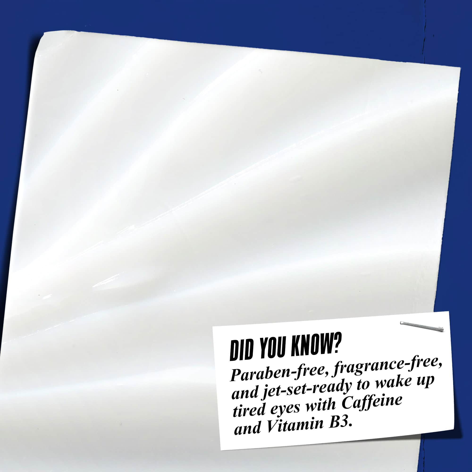 Detail textury Facial Fuel Eye Fuel. Text znie: „Vedeli ste? Bez parabenov, bez parfumacie a bez mineralnych olejov na prebudenie unavenych oči s vitaminom B3 a kofeinom.“