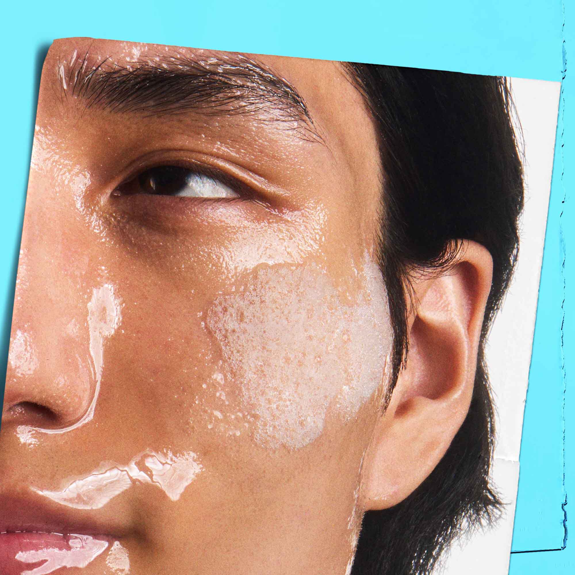 Ultra Facial Oil-Free Cleanser aplikovany na pleť.