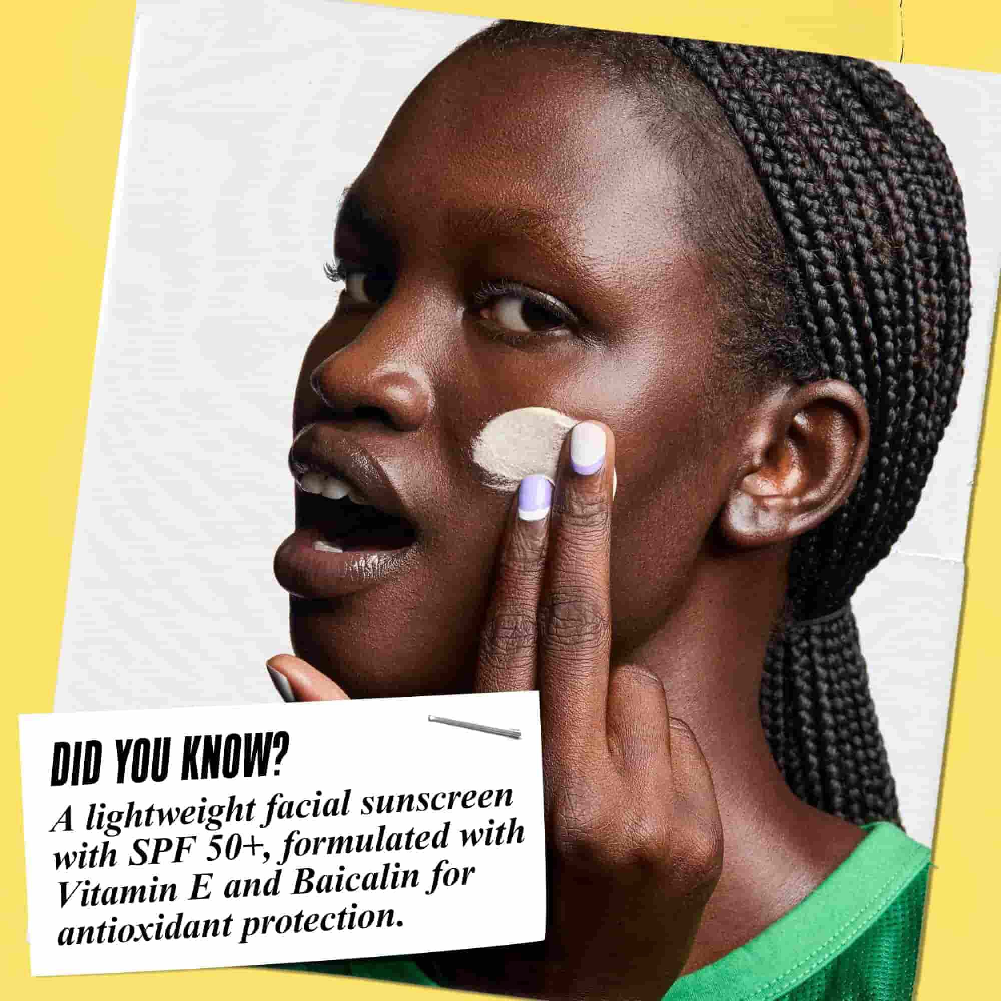 Ultra-Light Daily UV Defense aplikovany na tvar. Text znie: „Vedeli ste? Ľahky opaľovaci krem na tvar s SPF 50+, formulovany s vitaminom E a baicalinom na antioxidačnu ochranu.“