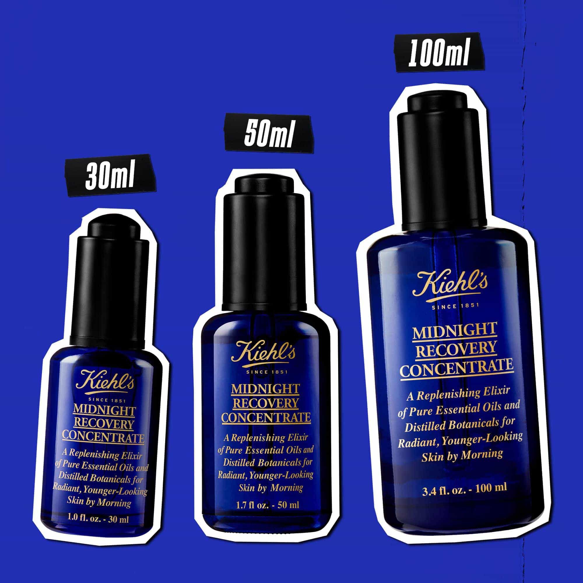 Tri fľaštičky pleťoveho oleja Midnight Recovery Concentrate v roznych veľkostiach (30 ml, 50 ml, 100 ml) na modrom pozadi.