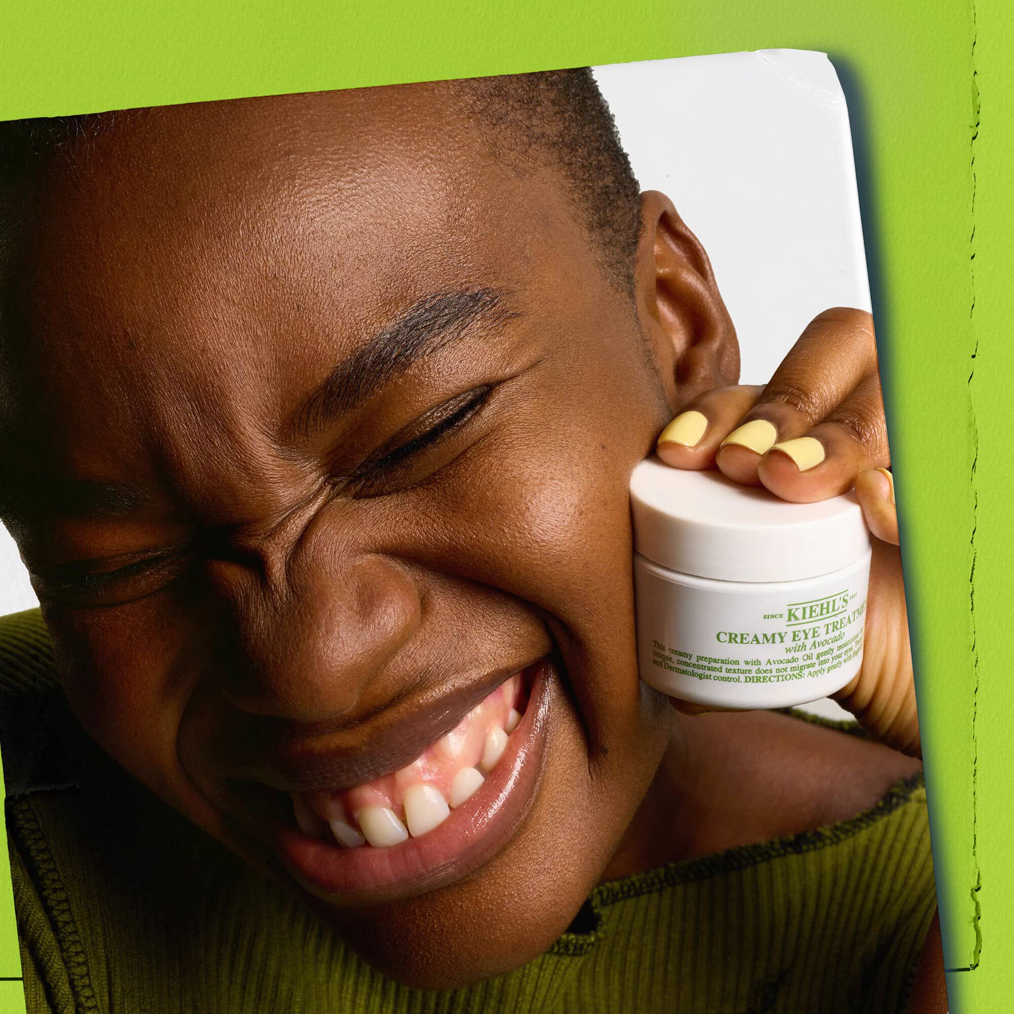 Modelka držiaca nadobku Kiehl's Creamy Eye Treatment with Avocado