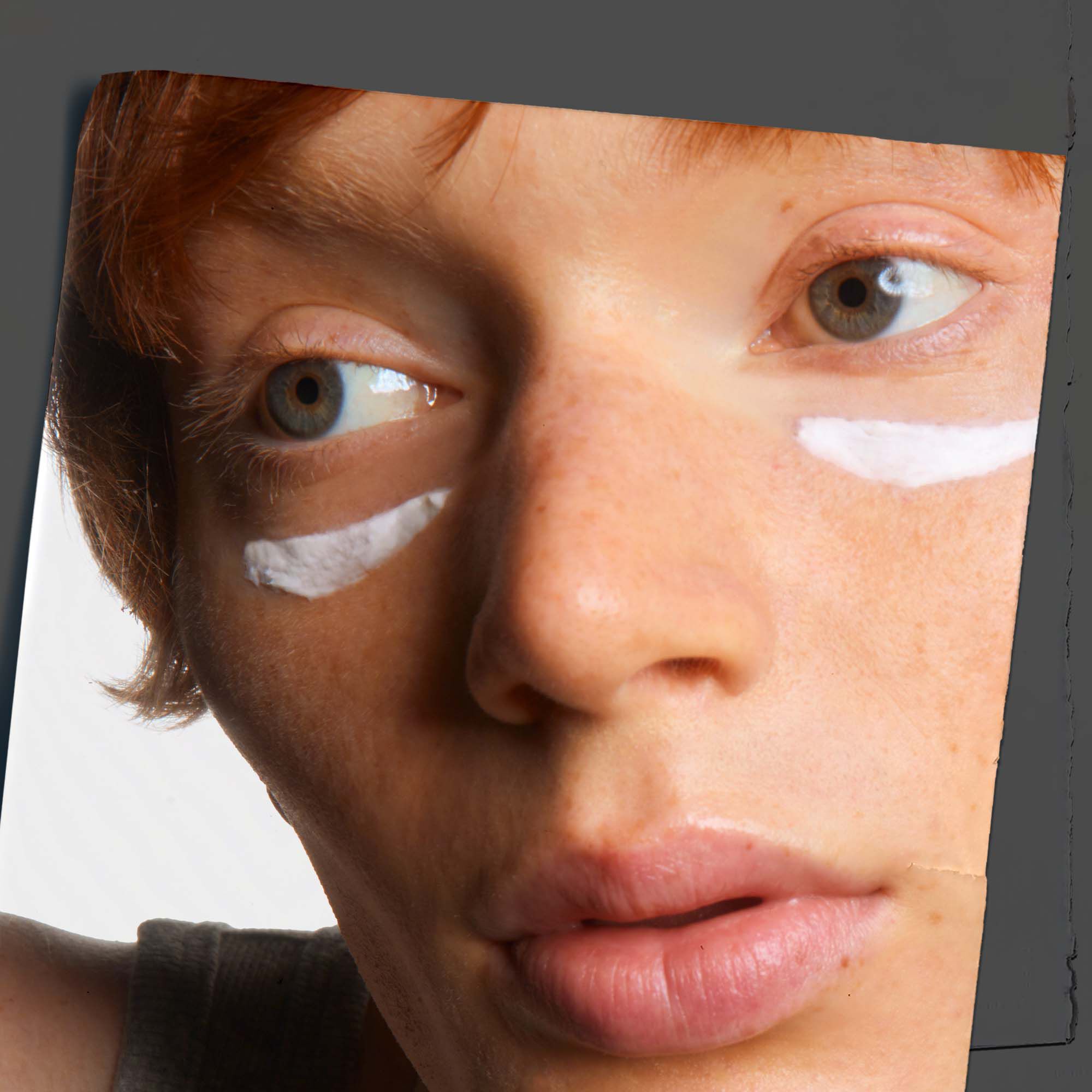 Detail pokožky ukazujuci aplikaciu kremu Kiehl's Age Defender Eye Repair.