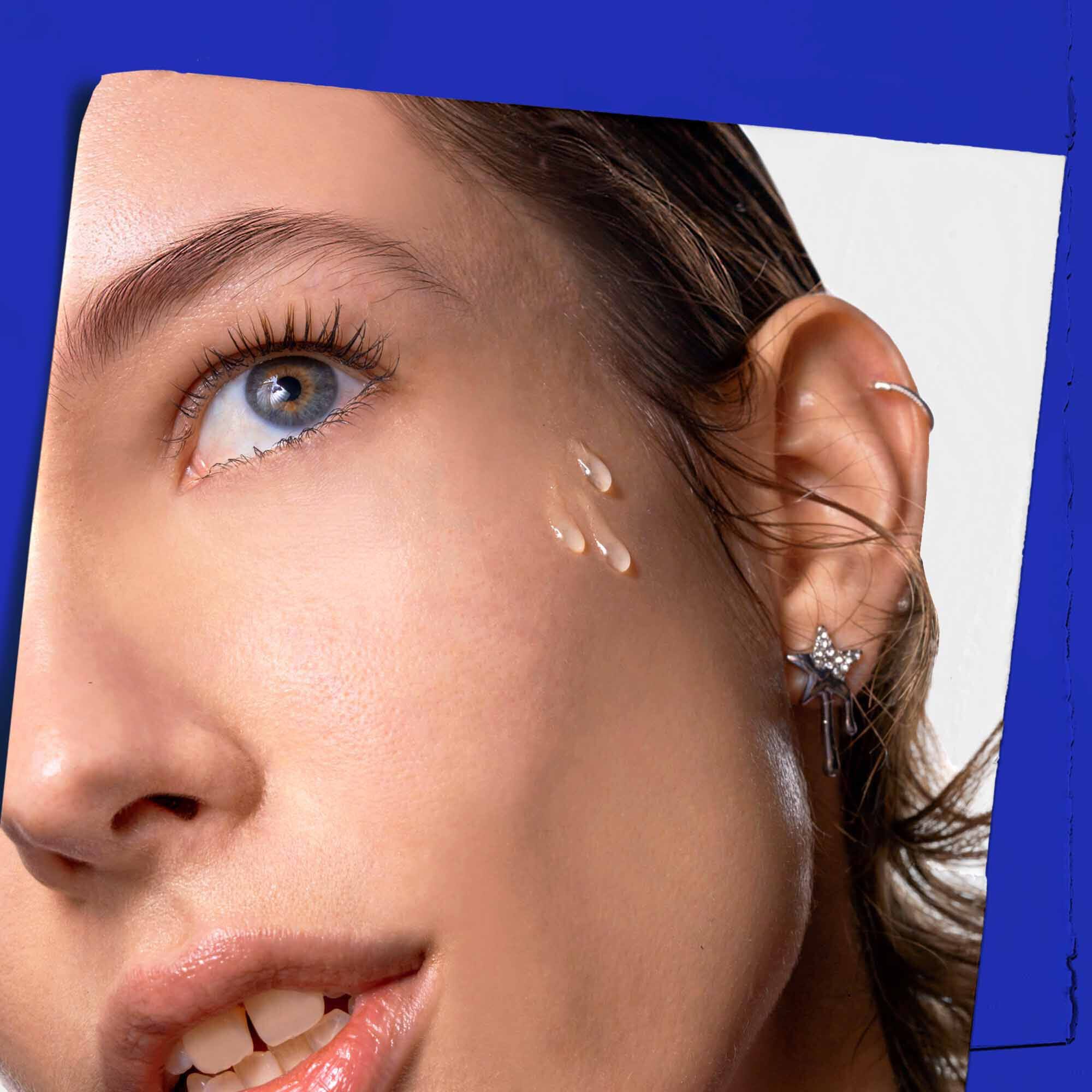 Pleťovy olej Midnight Recovery Concentrate aplikovany na pleť.