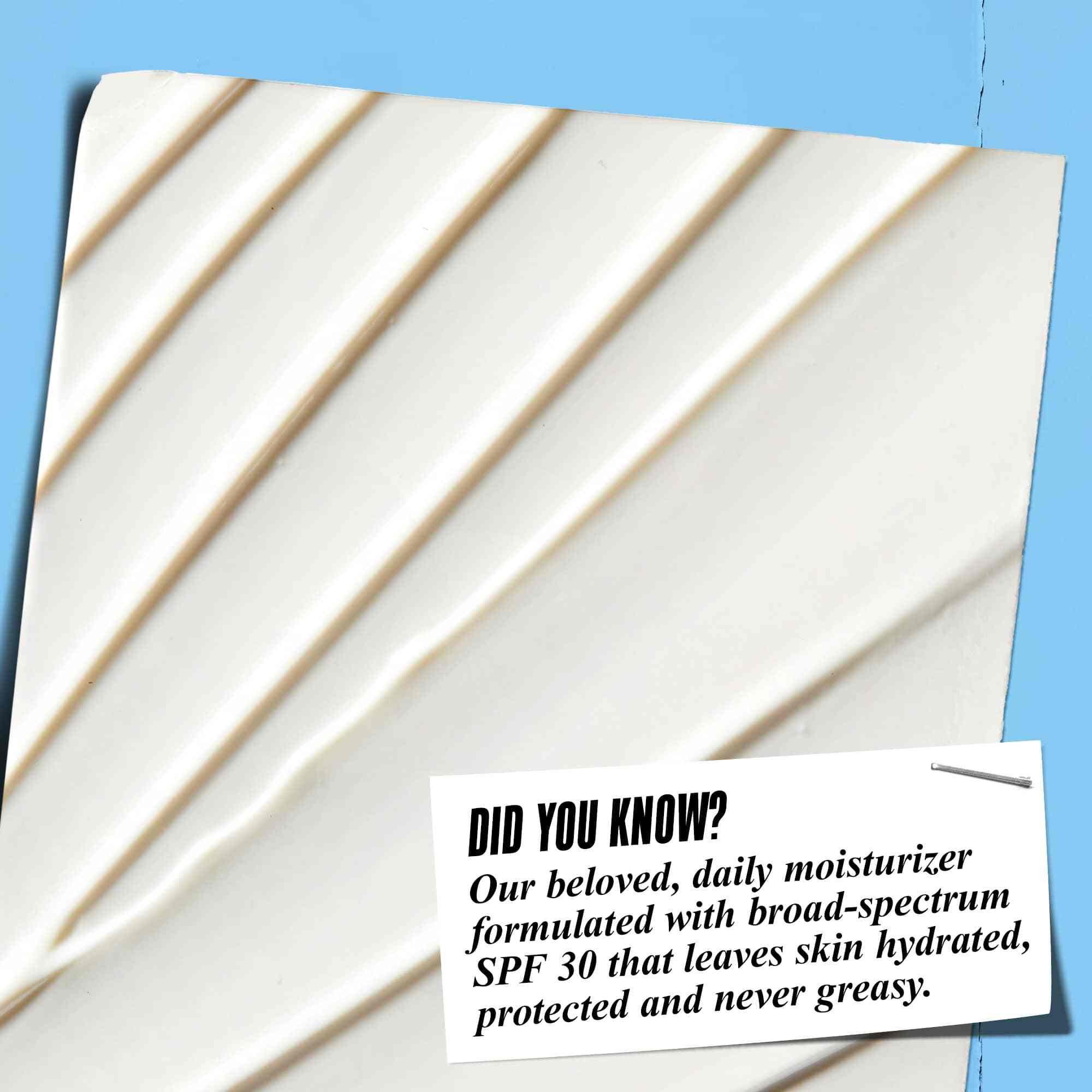 Detail textury Ultra Facial Cream SPF 30 s textom: „Vedeli ste? Naš obľubeny denny hydratačny krem so širokospektralnym SPF 30, ktory zanechava pleť hydratovanu, chranenu a nikdy mastnu.“