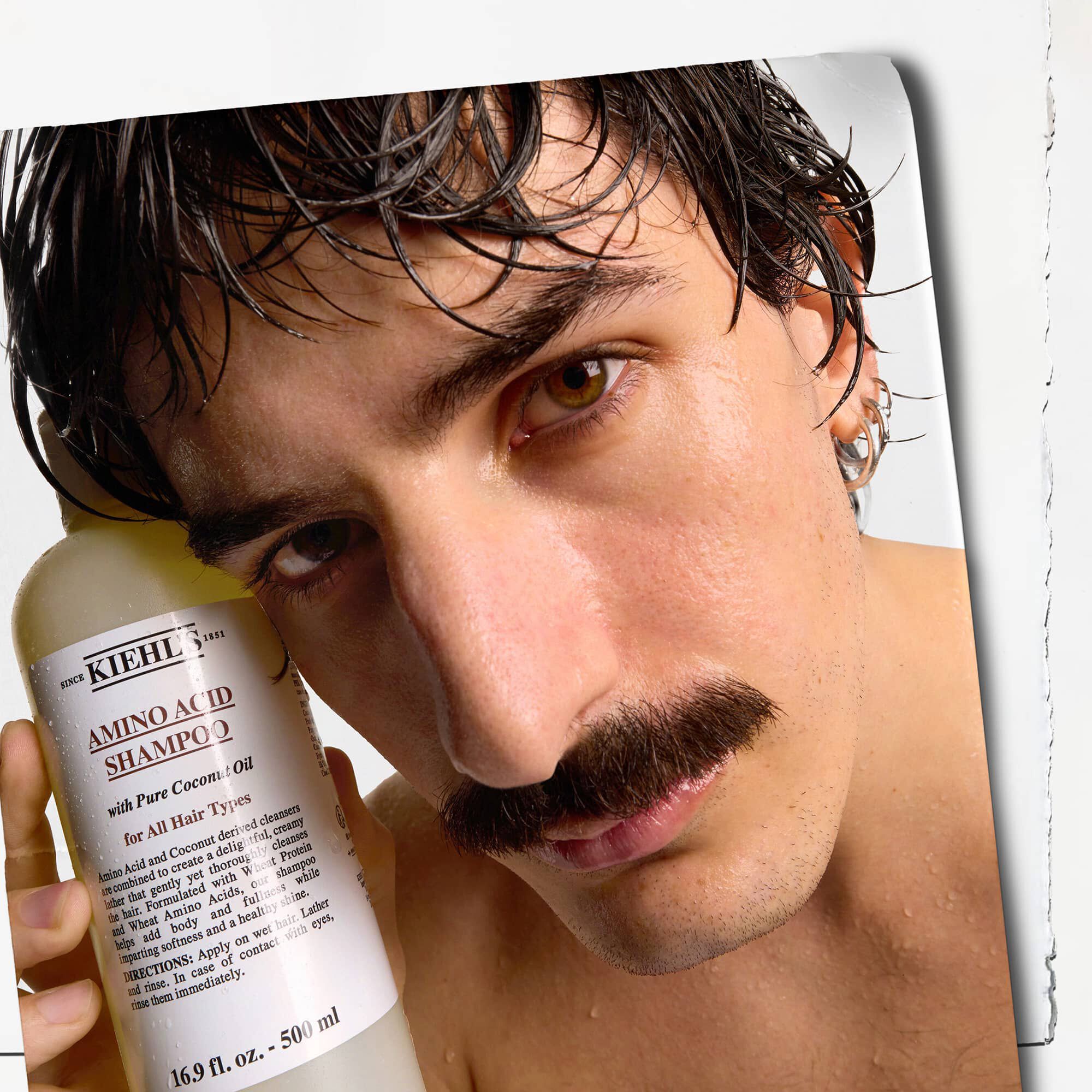 Model s fuzmi a fľašou šamponu Kiehl's Amino Acid Shampoo