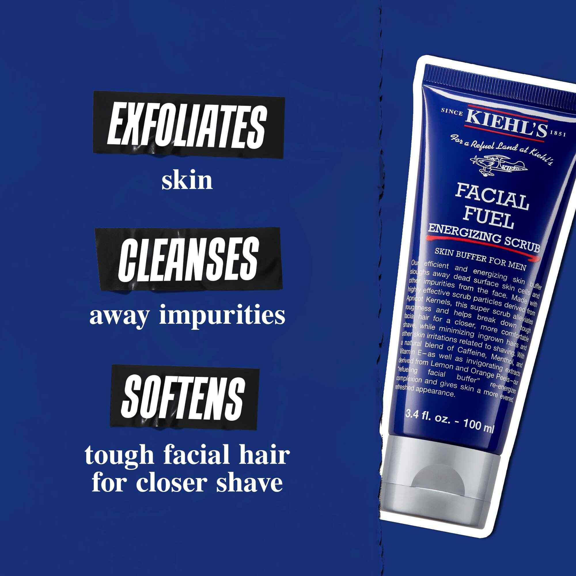 Tuba Facial Fuel Energizing Scrub na tmavomodrom pozadi. Text znie: „Exfoliuje pleť, čisti nečistoty a zjemňuje tvrde fuzy pre hladšie oholenie.“