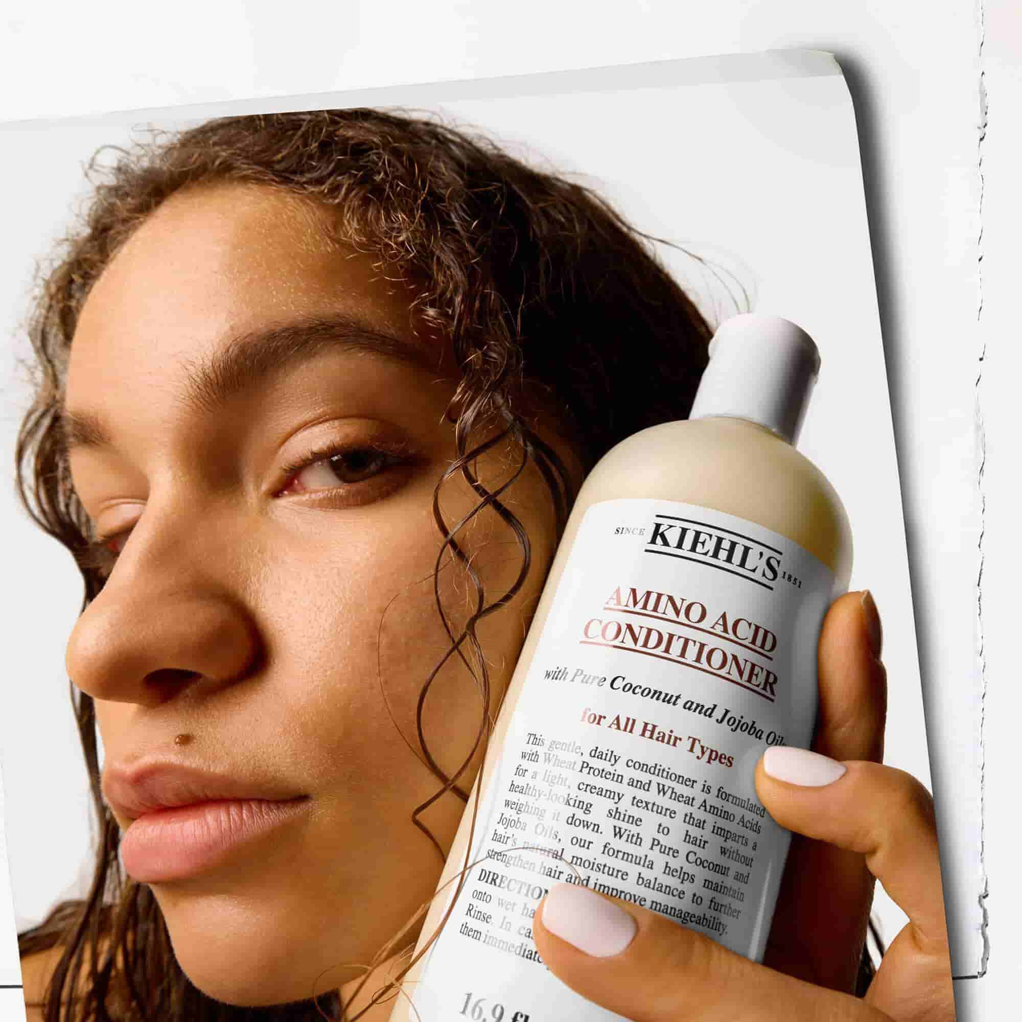 Model, ktory drži Kiehl's Aminokyselinovy kondicioner