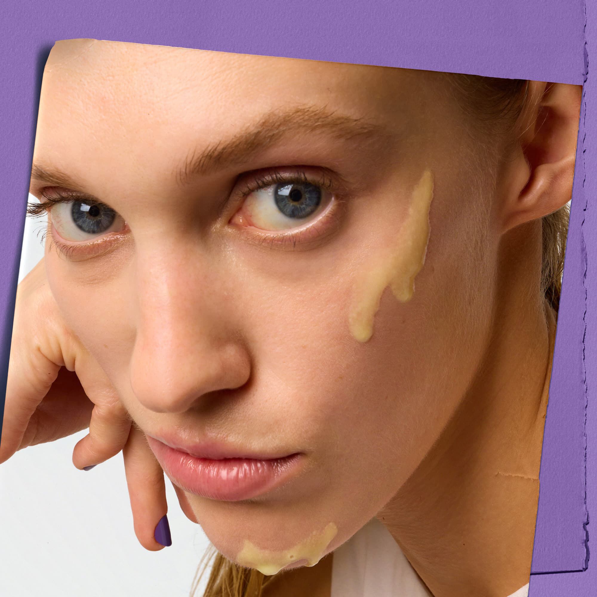 Modelka s ukažkou nočneho sera proti vraskam Kiehl's Retinol Fast Release na tvari