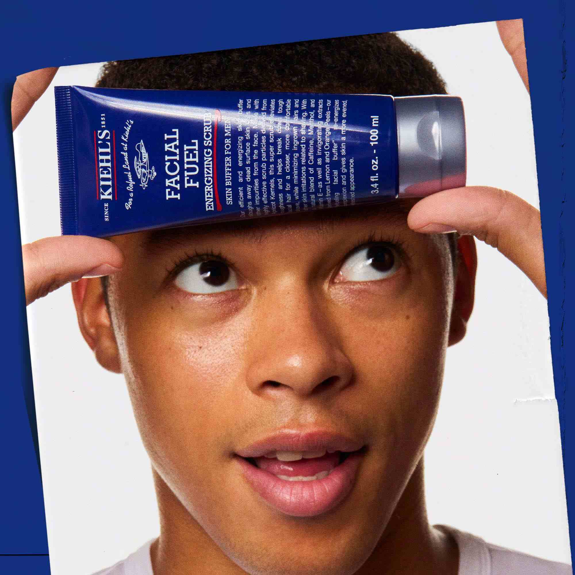 Gommage Energisant Facial Fuel v ruke, ilustrujuci jeho použitie.