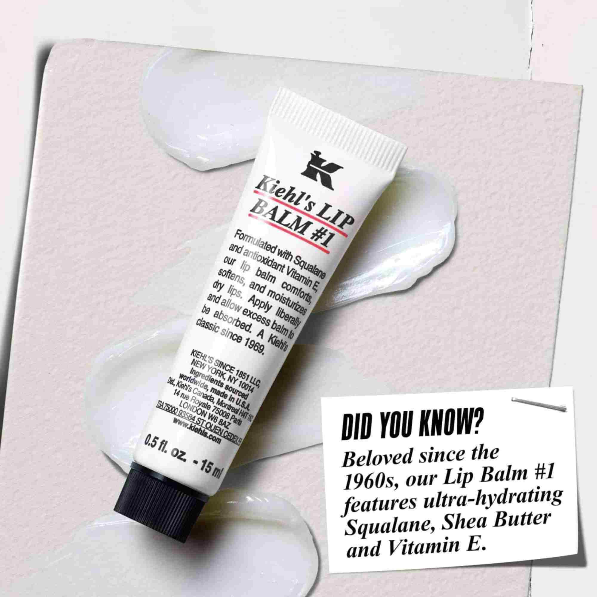 Tuba balzamu Lip Balm #1 na bielom povrchu s textom: „Vedeli ste? Zloženie so skvalanom, bambuckym maslom a vitaminom E pre hydratovane, hladšie pery.“