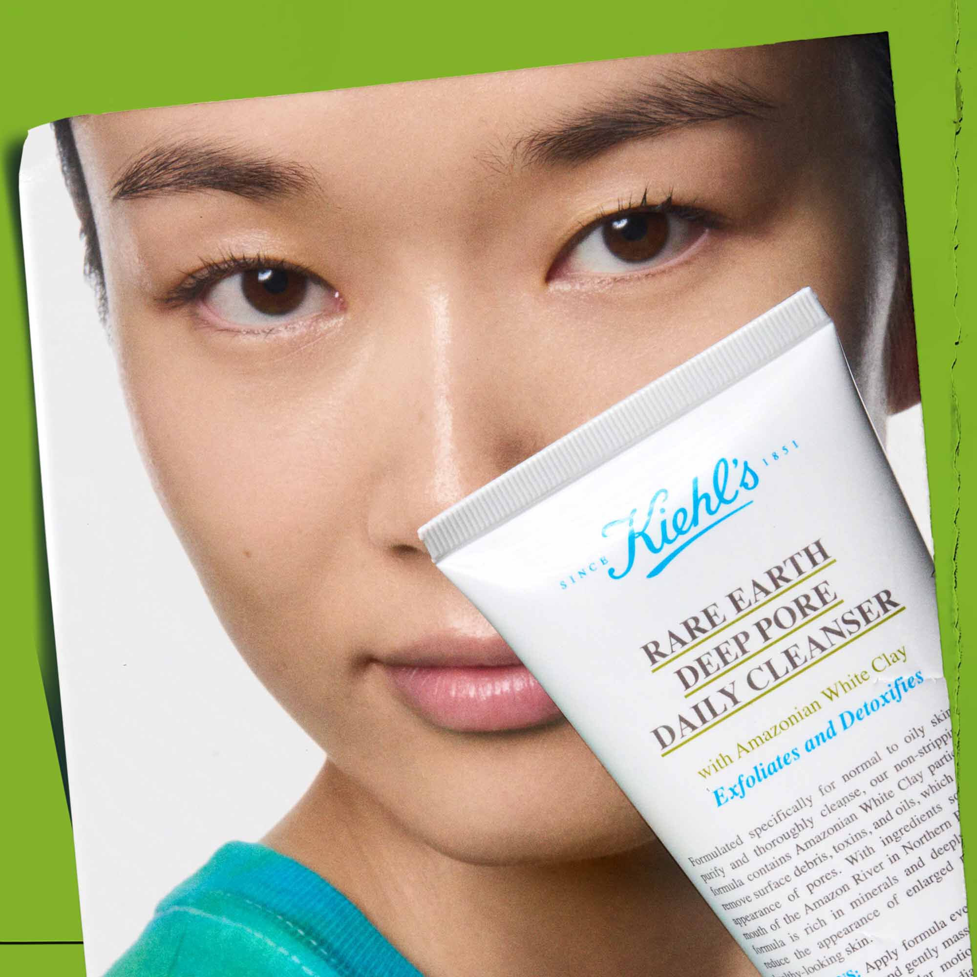 Osoba držiaca tubu Rare Earth Deep Pore Daily Cleanser, ilustrujuca jeho použitie.