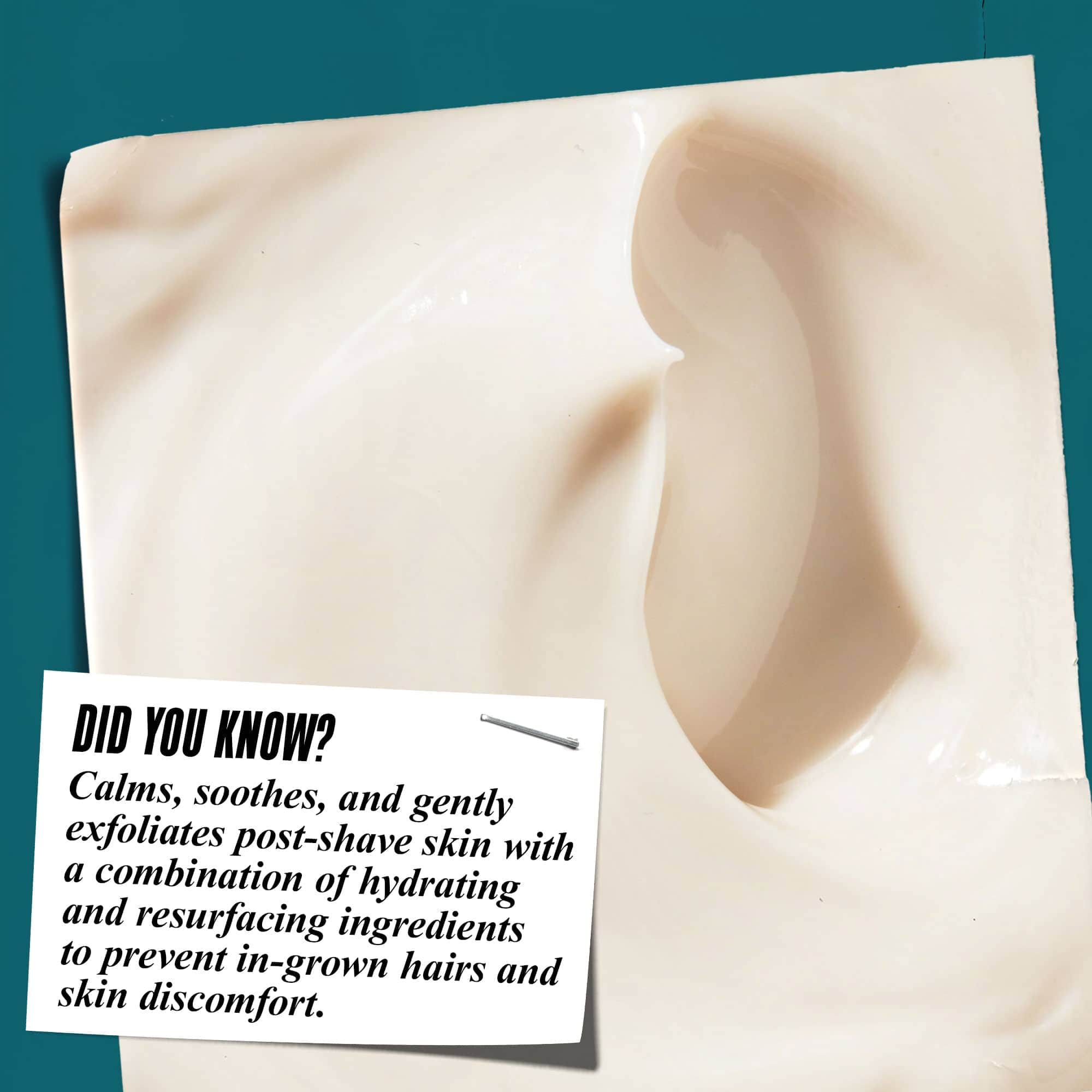 Detail textury Close Shavers Squadron Smooth Glider Precision Shave Lotion. Text znie „Vedeli ste? Upokojuje, tiši a jemne exfoliuje pokožku po holeni pomocou hydratačnych a omladzujucich zložiek, čim redukuje vyražky po holeni a nepohodlie pleti.“