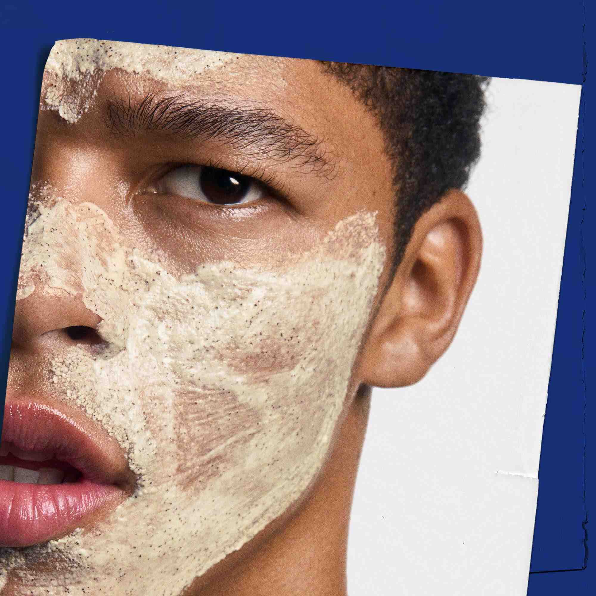 Gommage Energisant Facial Fuel aplikovany na tvar, ilustrujuci jeho použitie.