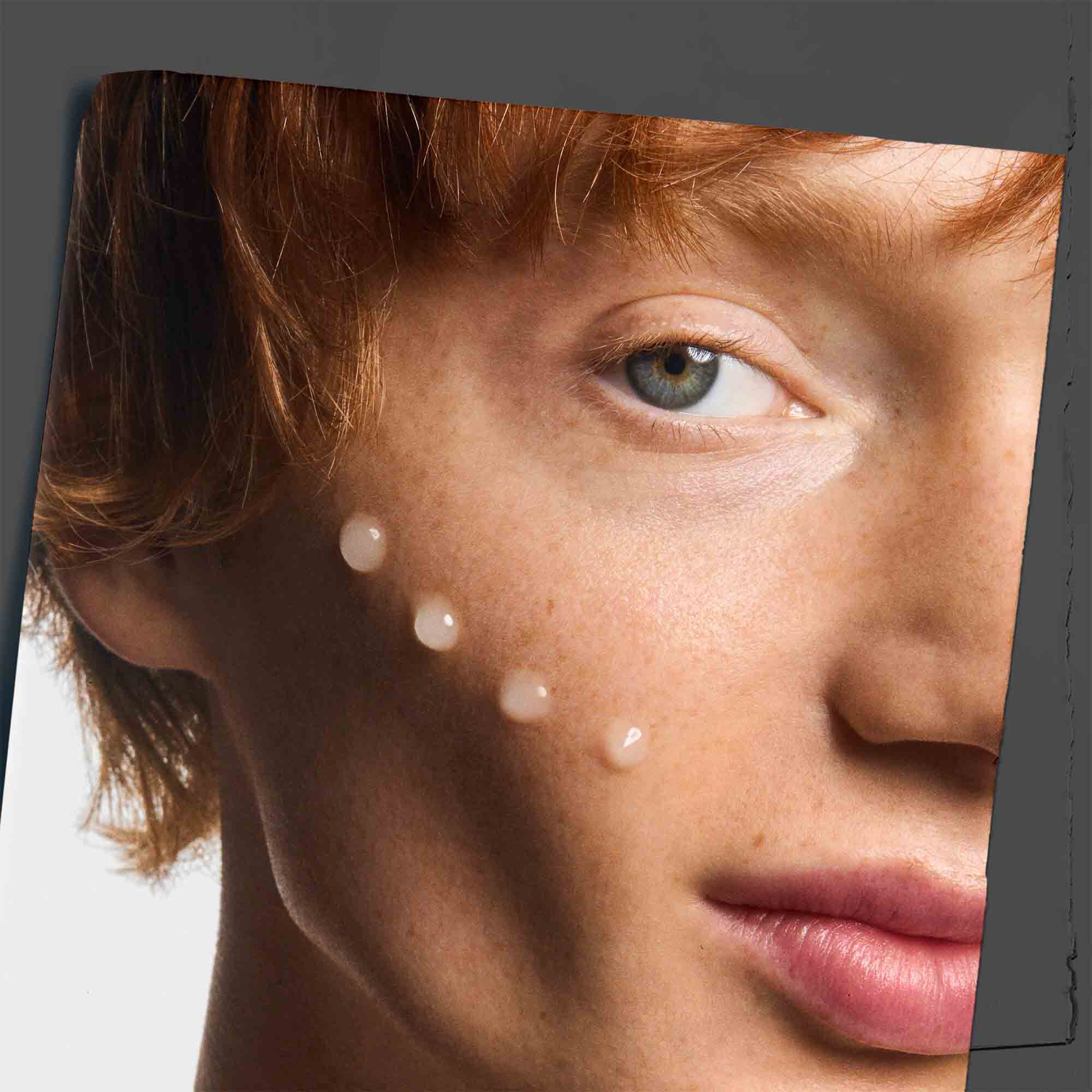 Serum Age Defender Power Serum nanesene na lice, ukažka použitia na pleti.